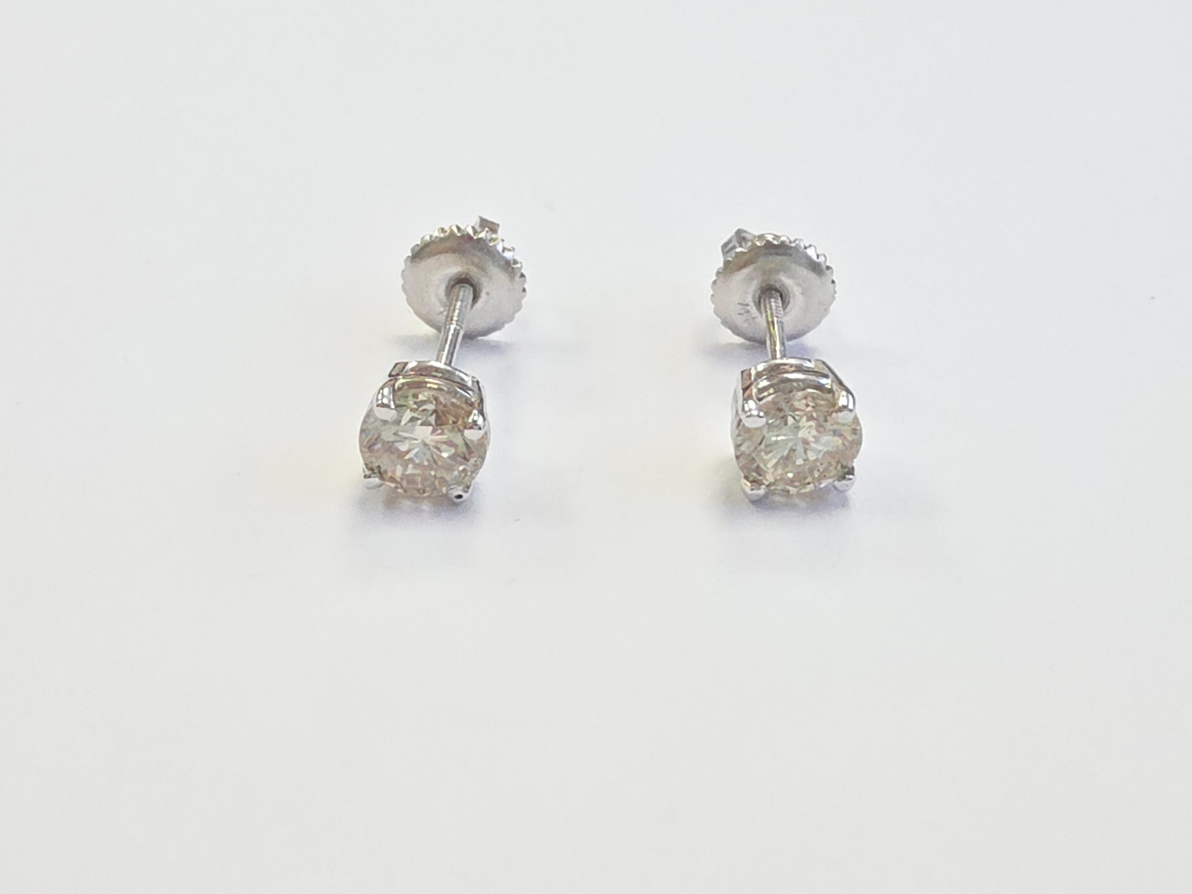 1.10 Carat Natural Diamond Round Stud Earrings in 14K White Gold

Add timeless elegance to your jewelry collection with these beautiful 1.10 -carat natural diamond stud earrings. Each earring features a brilliant round-cut diamond, weighing 0.55