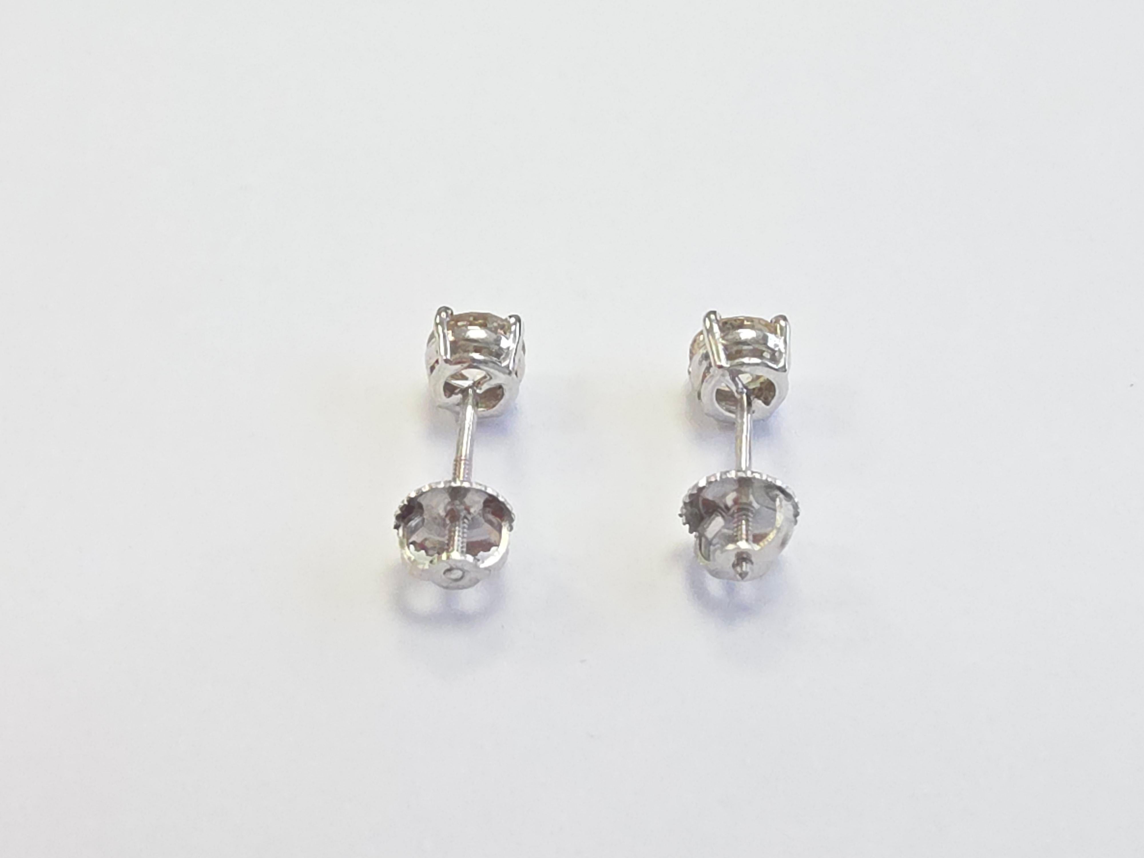 Women's or Men's 1.10 Carats Natural Diamond Round Shape Studs 14 Karat White Gold For Sale