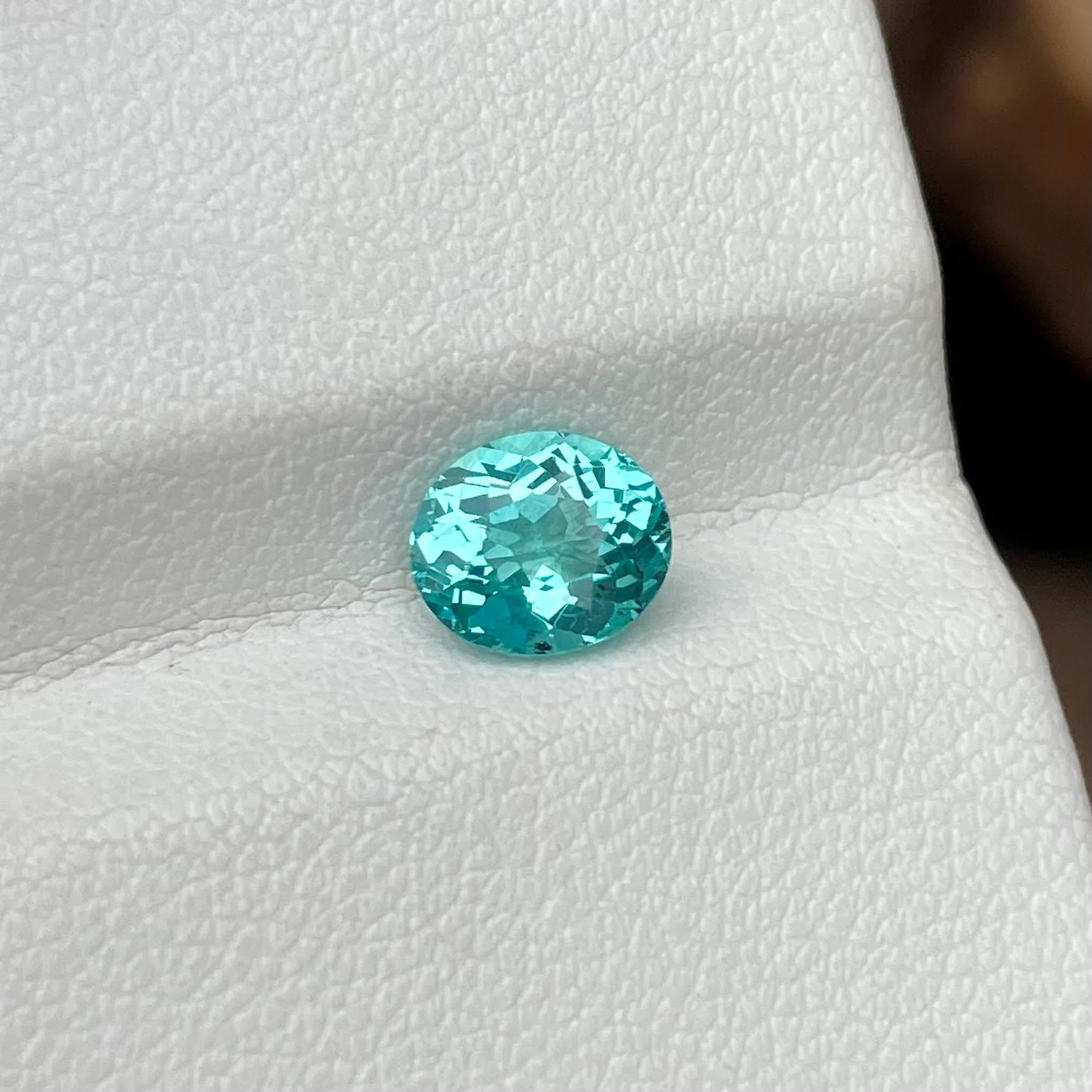 Moderne 1.10 Carats Neon Blue Loose Apatite Stone Oval Cut Natural Madagascar's Gemstone en vente