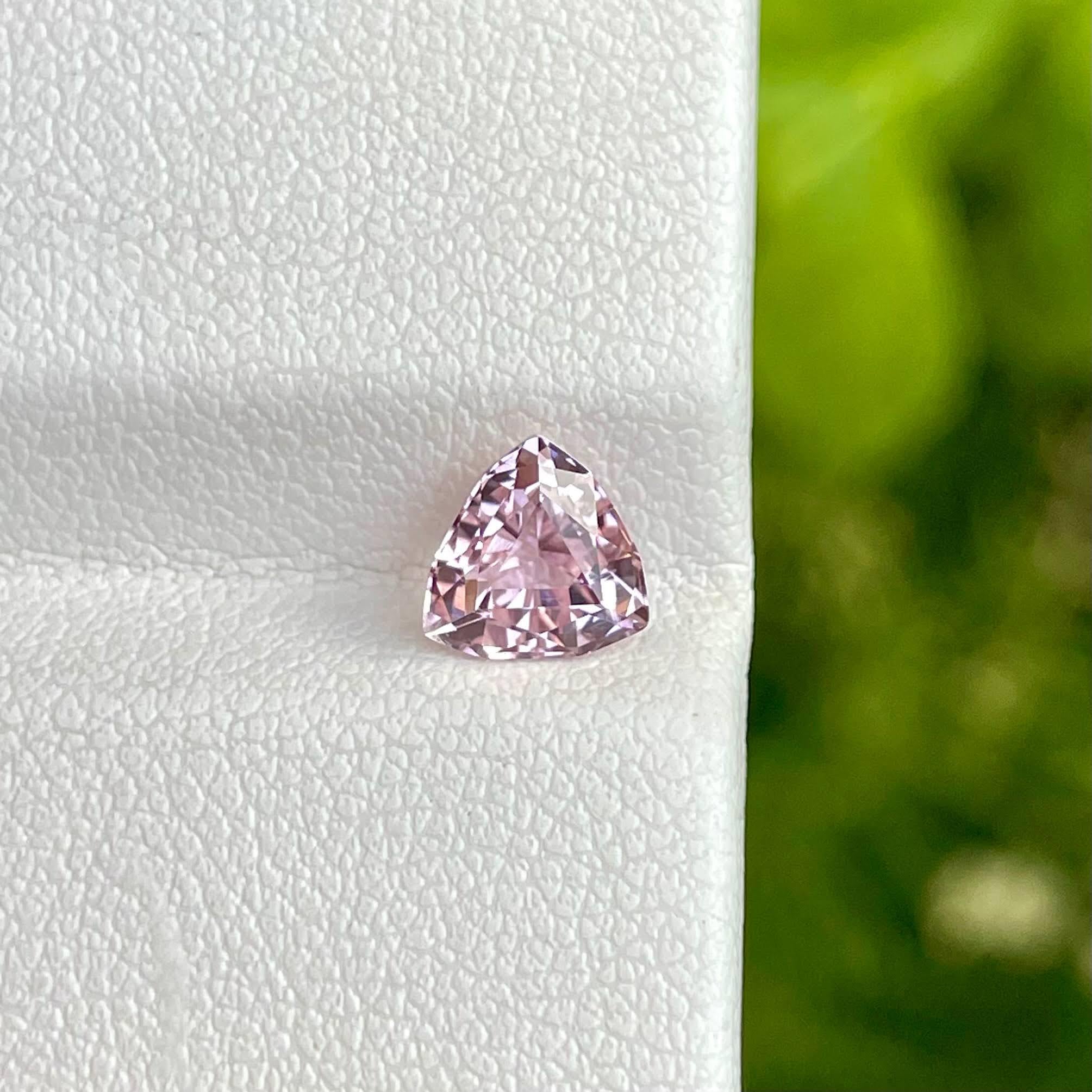 Peso 1,10 quilates 
Dimensiones 6,5x6,4x4,3 mm
Tratamiento ninguno 
Origen Afganistán 
Claridad ojo limpio 
Forma Triangular 
Corte Trilliant



Esta cautivadora Piedra de Turmalina Rosa de 1,10 quilates es una auténtica gema, meticulosamente