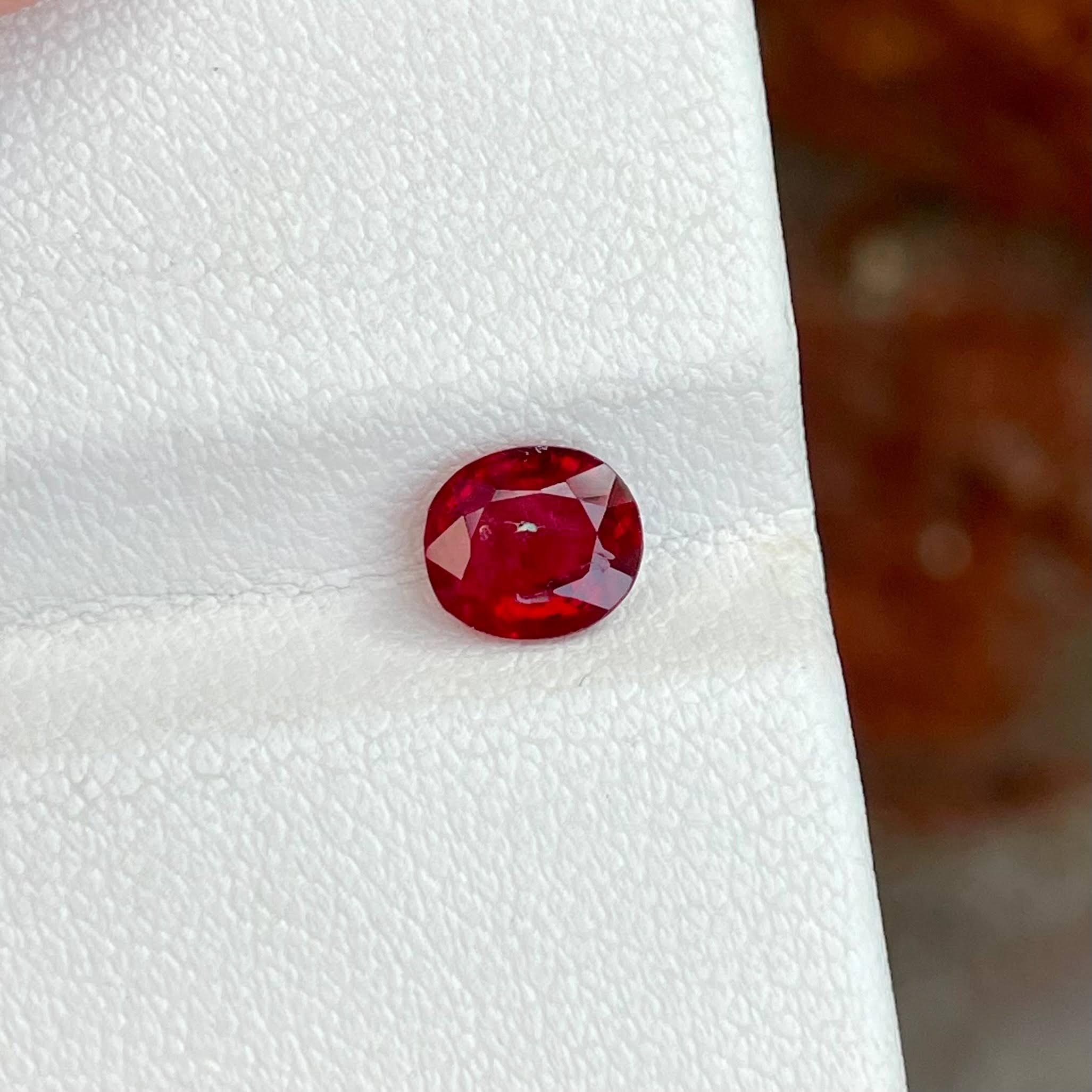 Peso 1,10 carati 
Dimensioni 6,6x5,9x3,4 mm
Trattamento nessuno 
Origine Birmania 
Chiarezza SI 
Forma ovale 
Taglio sfaccettato 



Ammira il fascino di questo squisito Spinello rosso birmano naturale da 1.10 carati, una gemma di ineguagliabile