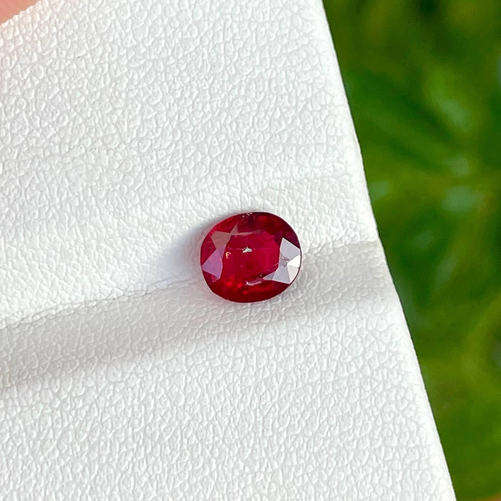 Moderno 1,10 Carati di Spinello Rosso Birmano Sciolto Pietra Naturale dal Taglio Ovale in vendita