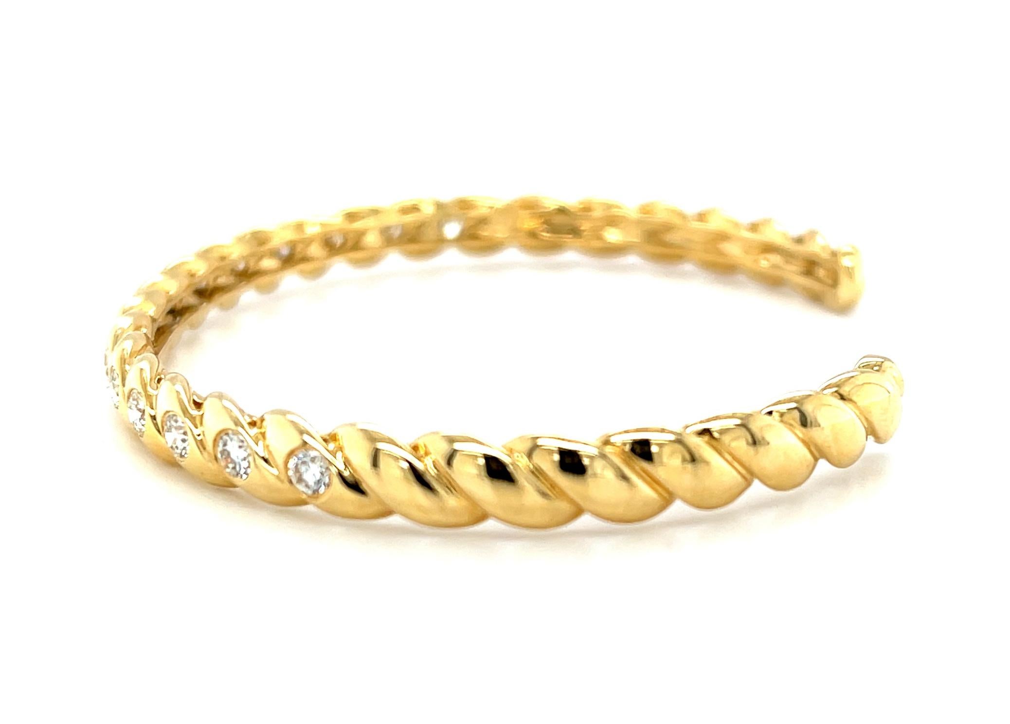 Ce magnifique bracelet manchette en diamant et or est parfait pour une utilisation quotidienne ou pour des occasions spéciales. 15 diamants ronds de taille brillant pesant au total plus d'un carat sont sertis en affleurement dans un élégant design