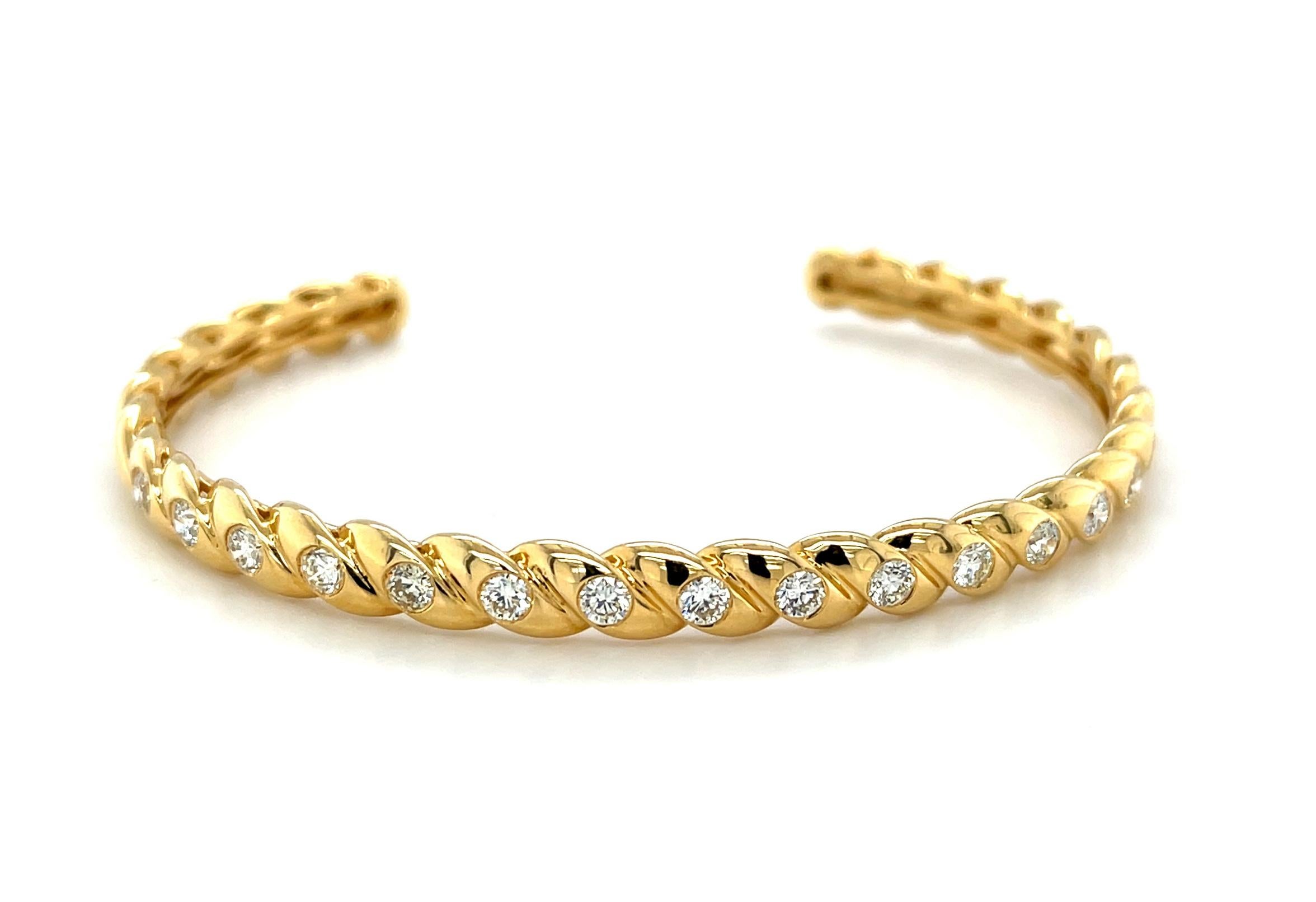 Bracelet manchette en or jaune 18 carats avec diamants de 1,10 carat au total en vente 1