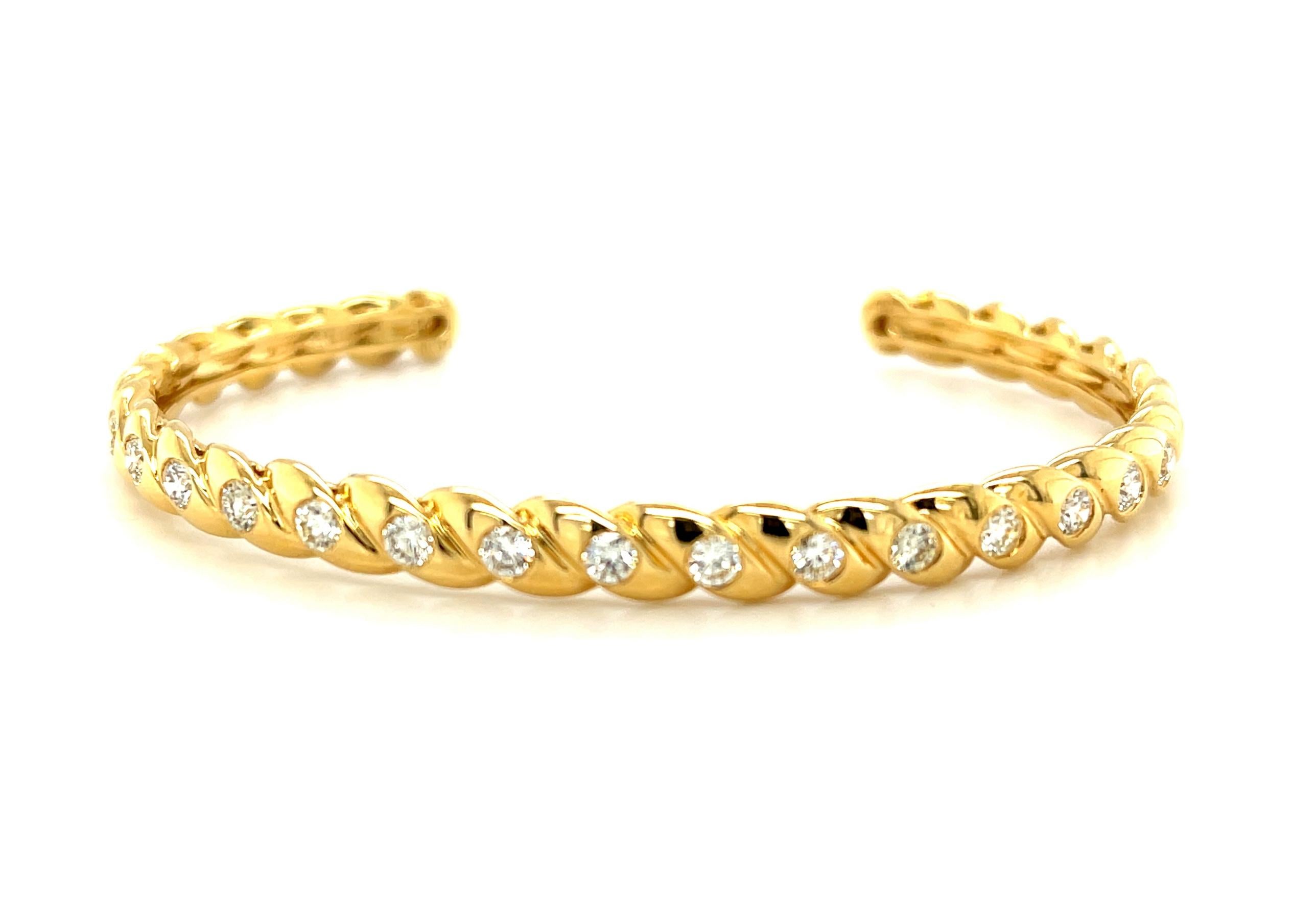 Bracelet manchette en or jaune 18 carats avec diamants de 1,10 carat au total en vente 3