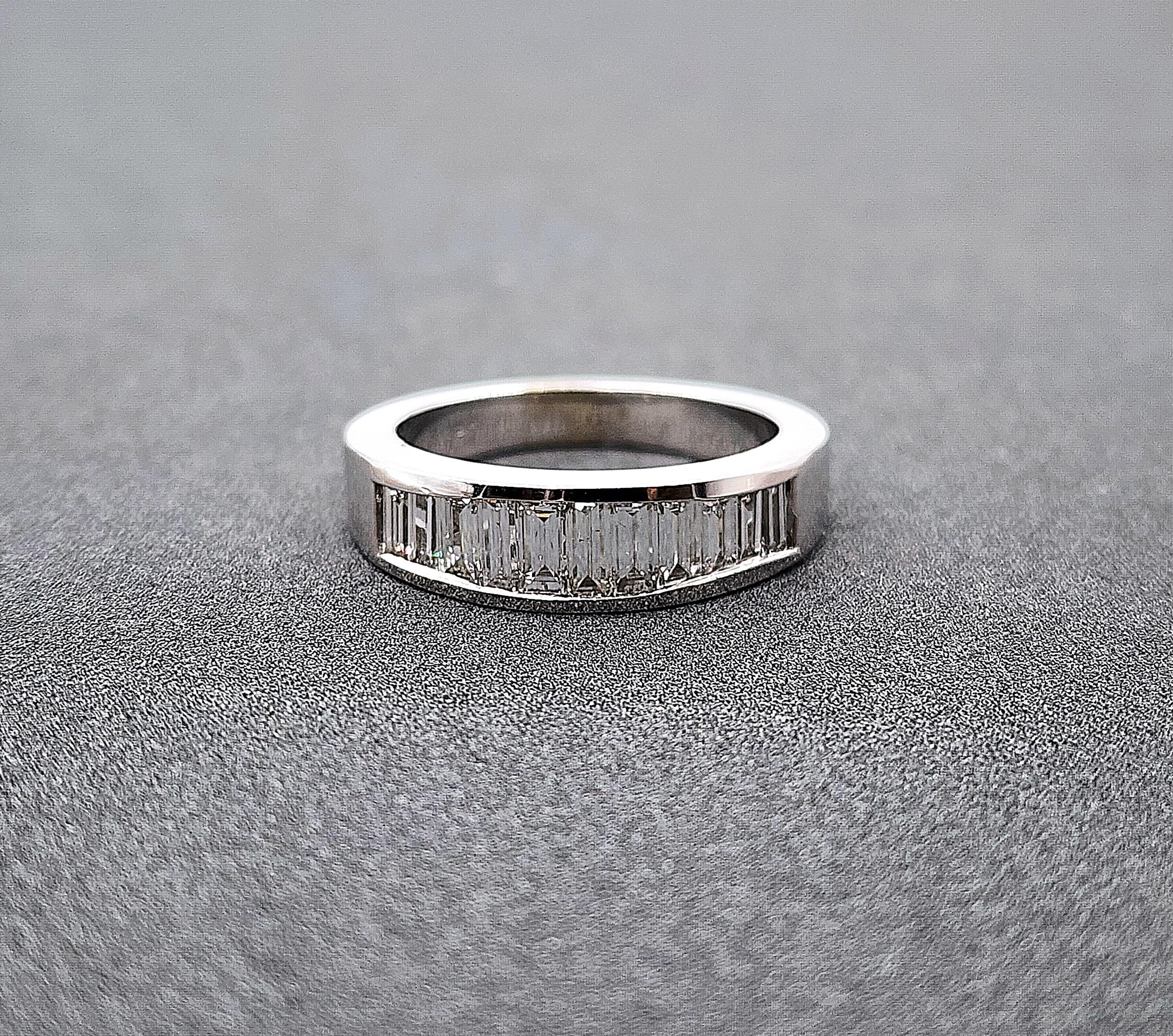 1.10 ct Baguette Diamond Band In Excellent Condition For Sale In Chicago, IL