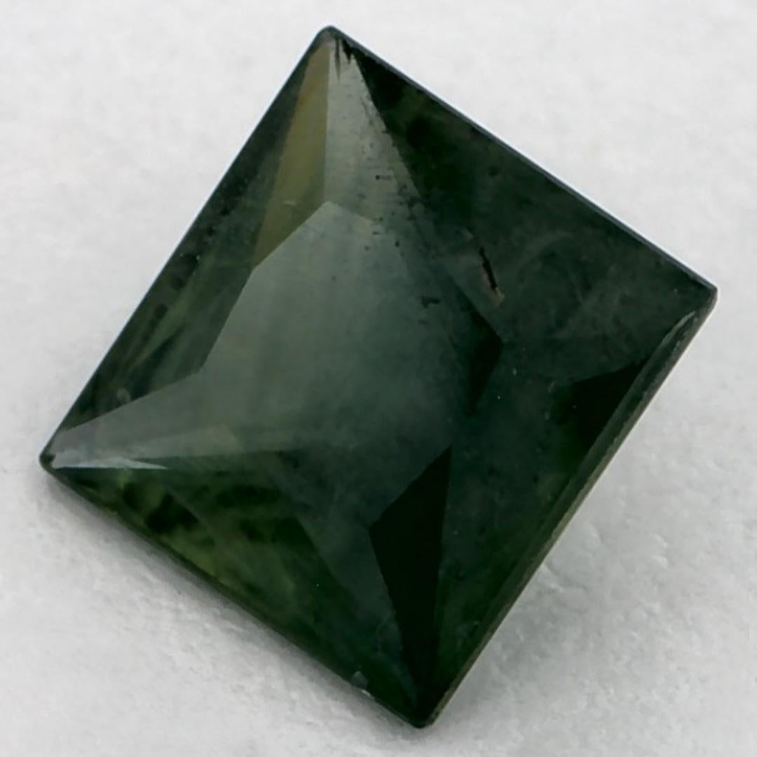 Este zafiro azul natural ofrece elegancia y sofisticación. Con su rica saturación de color y su corte preciso, es la pieza central perfecta para un anillo de compromiso o un diseño de joyería de lujo.

Este zafiro es originario de Sri Lanka