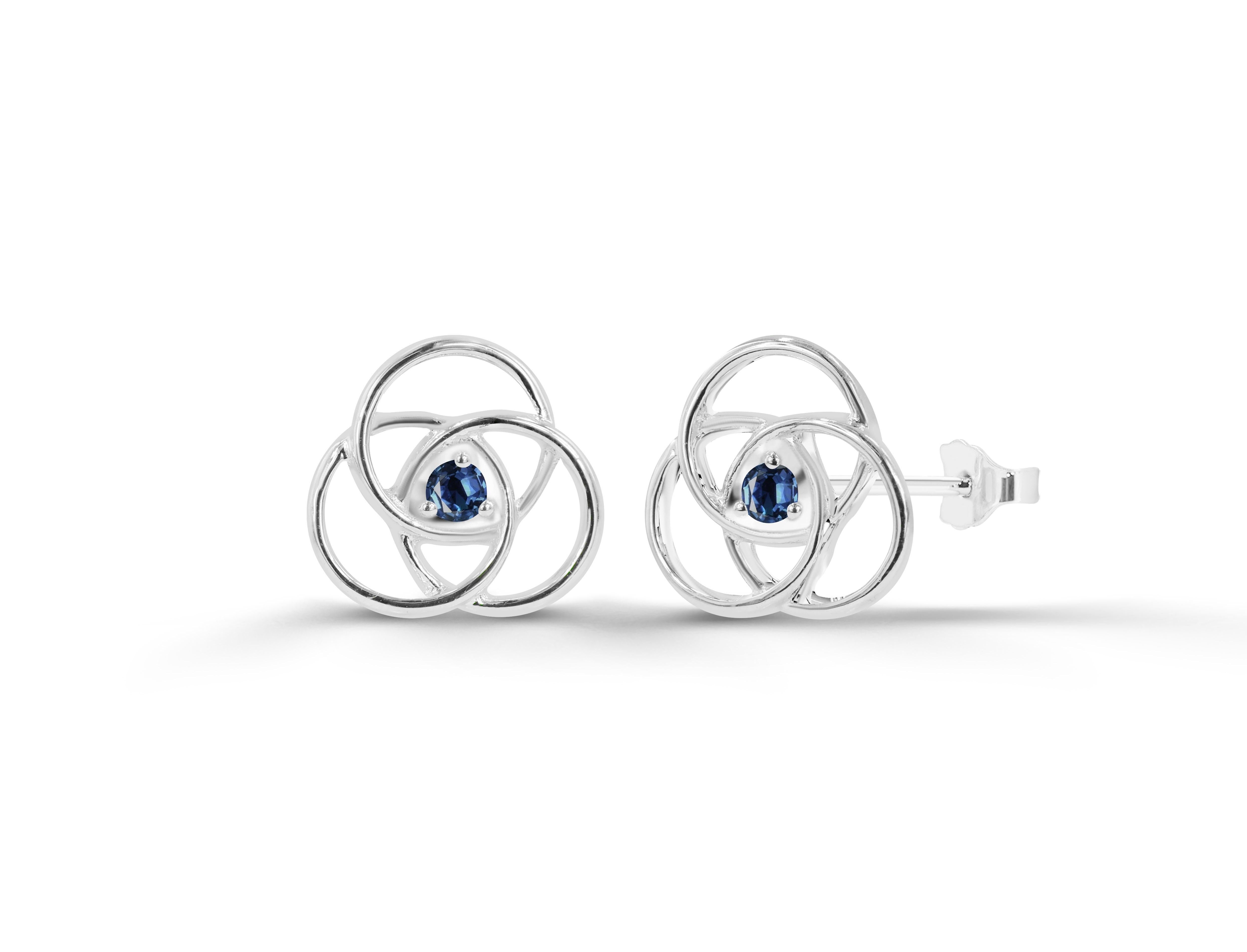 Taille ronde Clous d'oreilles en or 14k avec émeraude, rubis et saphir 0,08ct en vente