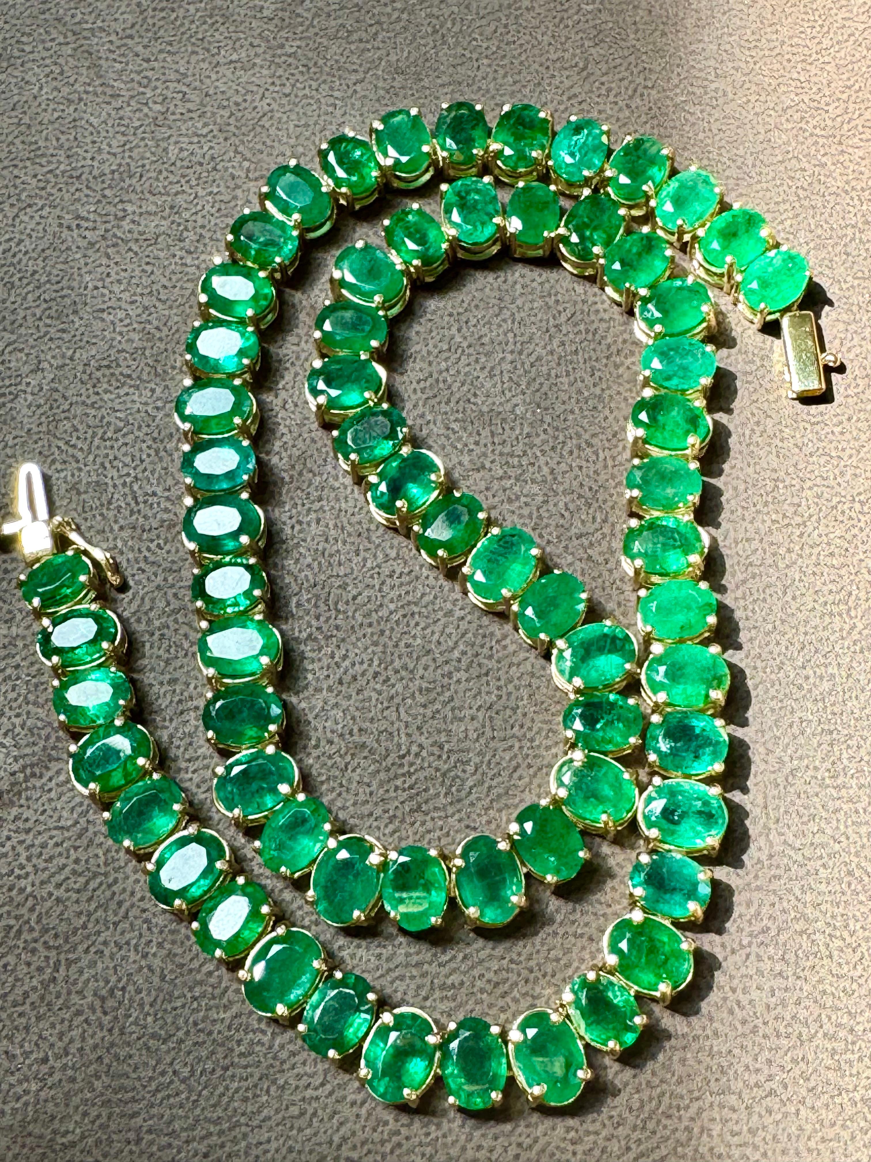 110 Ct Oval Natural Cabochon Emerald Set in 14 Karat Gelbgold ist ein atemberaubendes Stück. Dieses Collier ist mit 65 natürlichen ovalen Smaragden geschmückt.  Das Gesamtgewicht des Smaragds beträgt etwa 110 Karat und stammt aus Sambia.
65 ovale