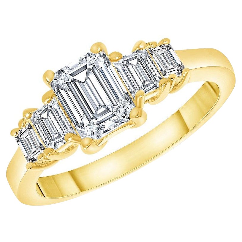Im Angebot: 1,10 ct. tw. Verlobungsring mit fünf Diamanten im Smaragdschliff ( 0,50 ct. Zentrum Di ()