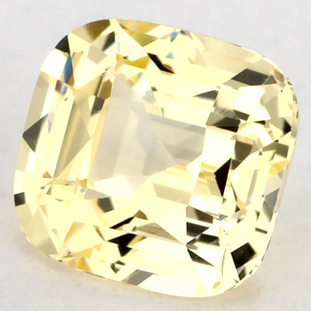 Questo zaffiro giallo naturale offre eleganza e raffinatezza. Con la sua ricca saturazione del colore e il taglio preciso, è il centro perfetto per un anello di fidanzamento o un design di gioielli di lusso.

Questo zaffiro proviene dallo Sri Lanka