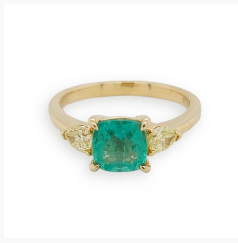 1.10 Ct Zambian Emerald & 0.46 Ct Diamonds in 18k Yellow Gold Engagement Ring In Excellent Condition For Sale In Los Angeles, CA