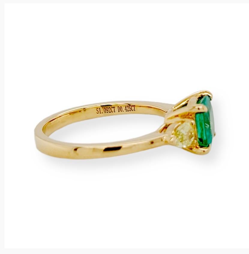 Men's 1.10 Ct Zambian Emerald & 0.46 Ct Diamonds in 18k Yellow Gold Engagement Ring For Sale