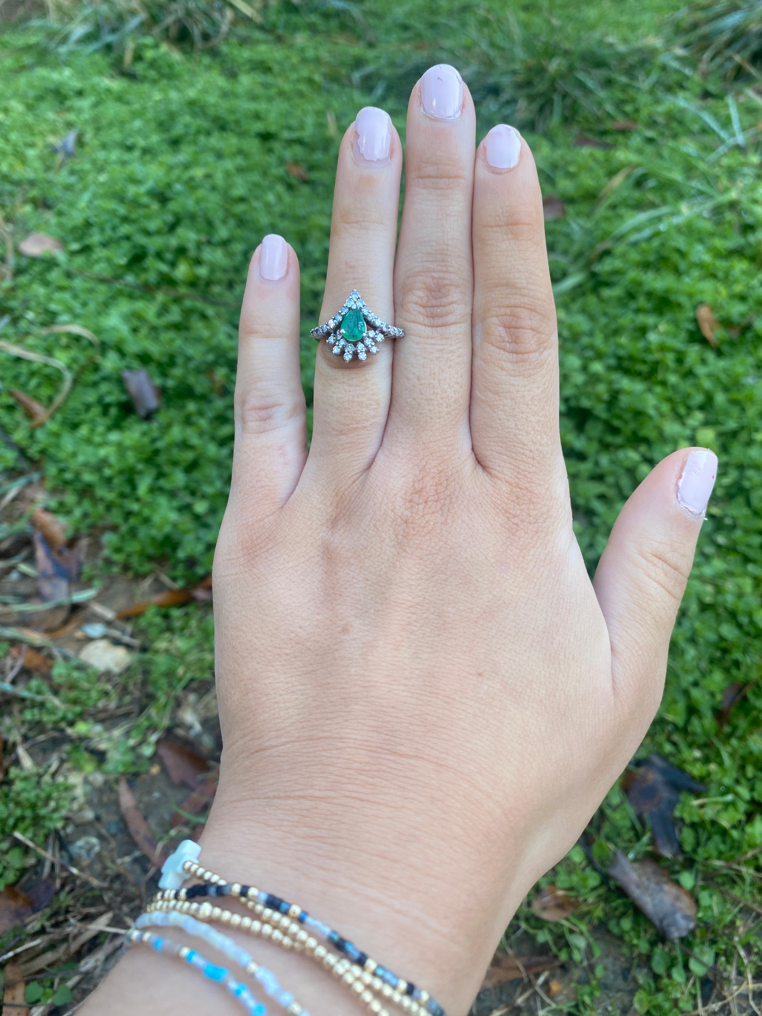 Bague grappe de diamants et d'émeraudes de 1,10 carat, or blanc 14 carats, taille 5,25 en vente 1