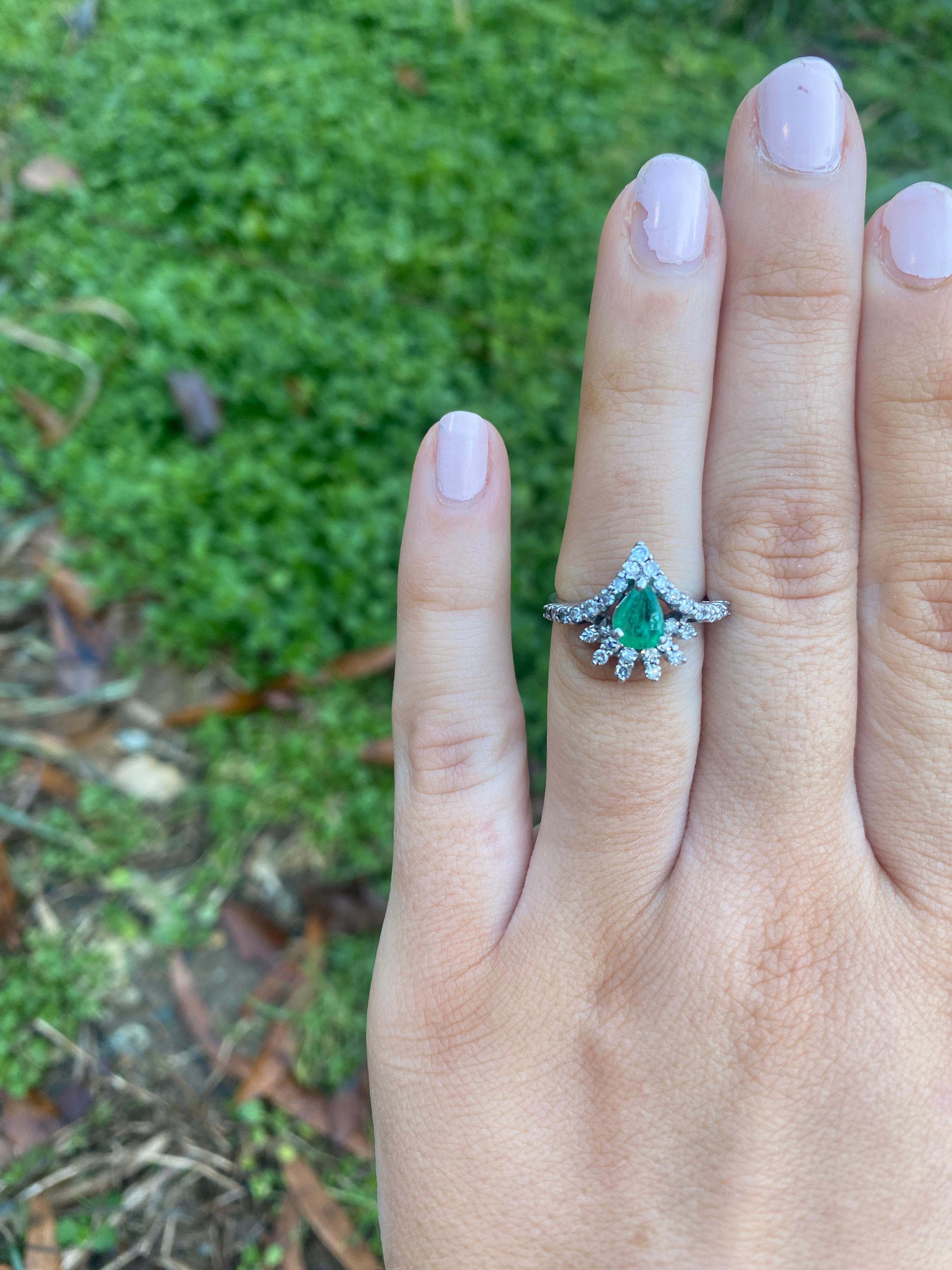 Bague grappe de diamants et d'émeraudes de 1,10 carat, or blanc 14 carats, taille 5,25 en vente 2