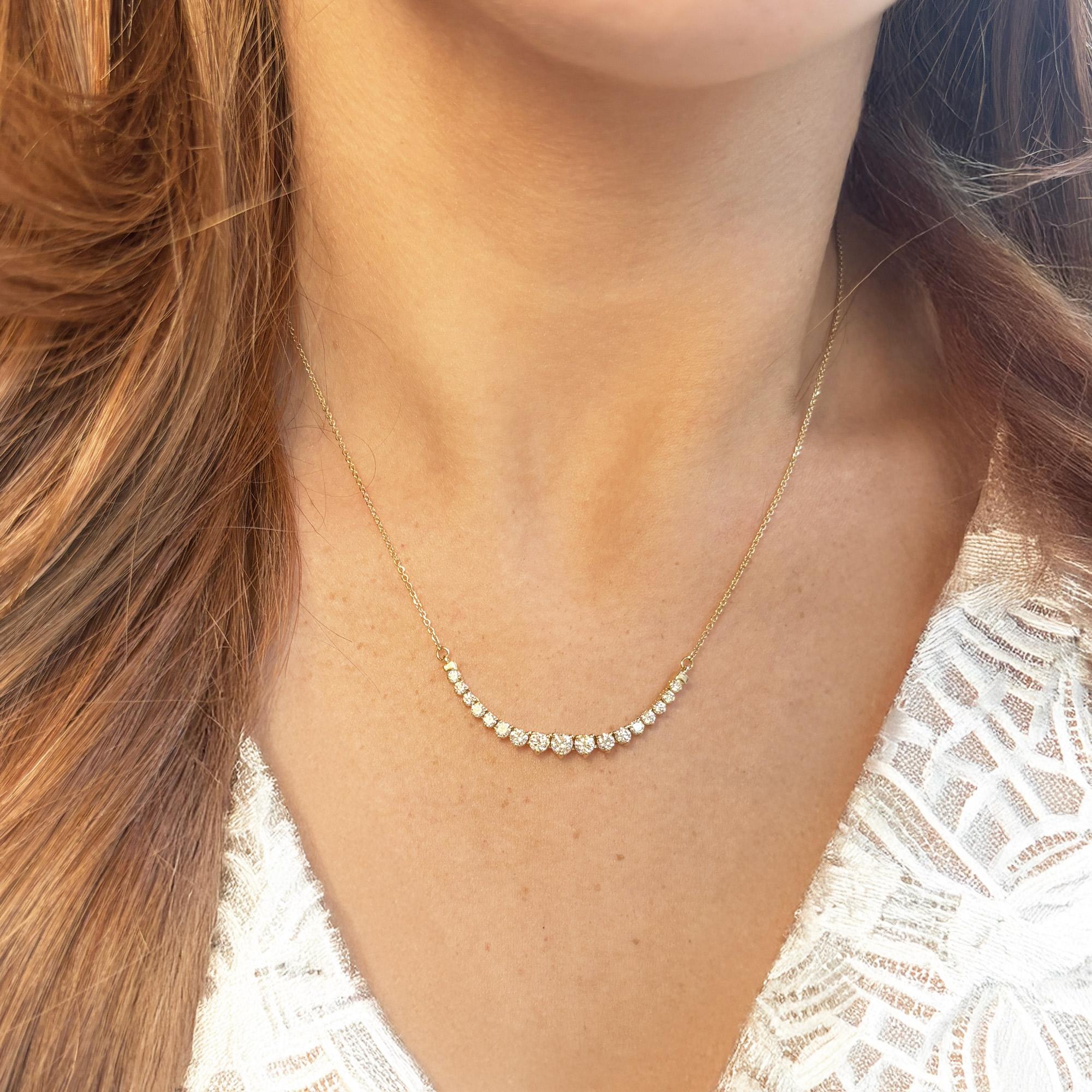 Cet élégant collier de diamants présente un gracieux design gradué avec des diamants ronds de taille brillant sertis dans un or jaune 14K chaleureux. D'un poids total de 1,10 carat, les diamants augmentent en taille vers le centre, créant un point