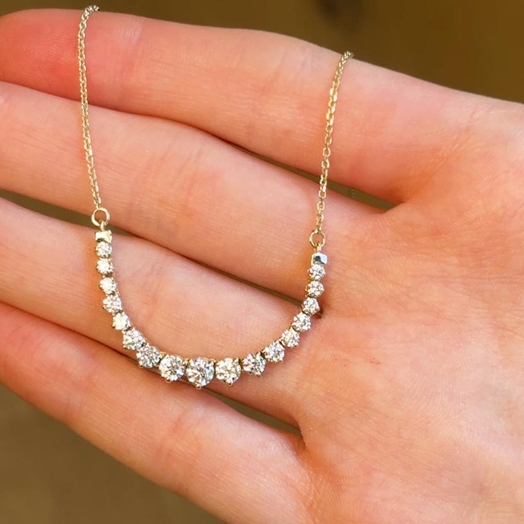 Contemporain Collier classique gradué en or jaune 14K avec diamant blanc de 1,10 CTW en vente