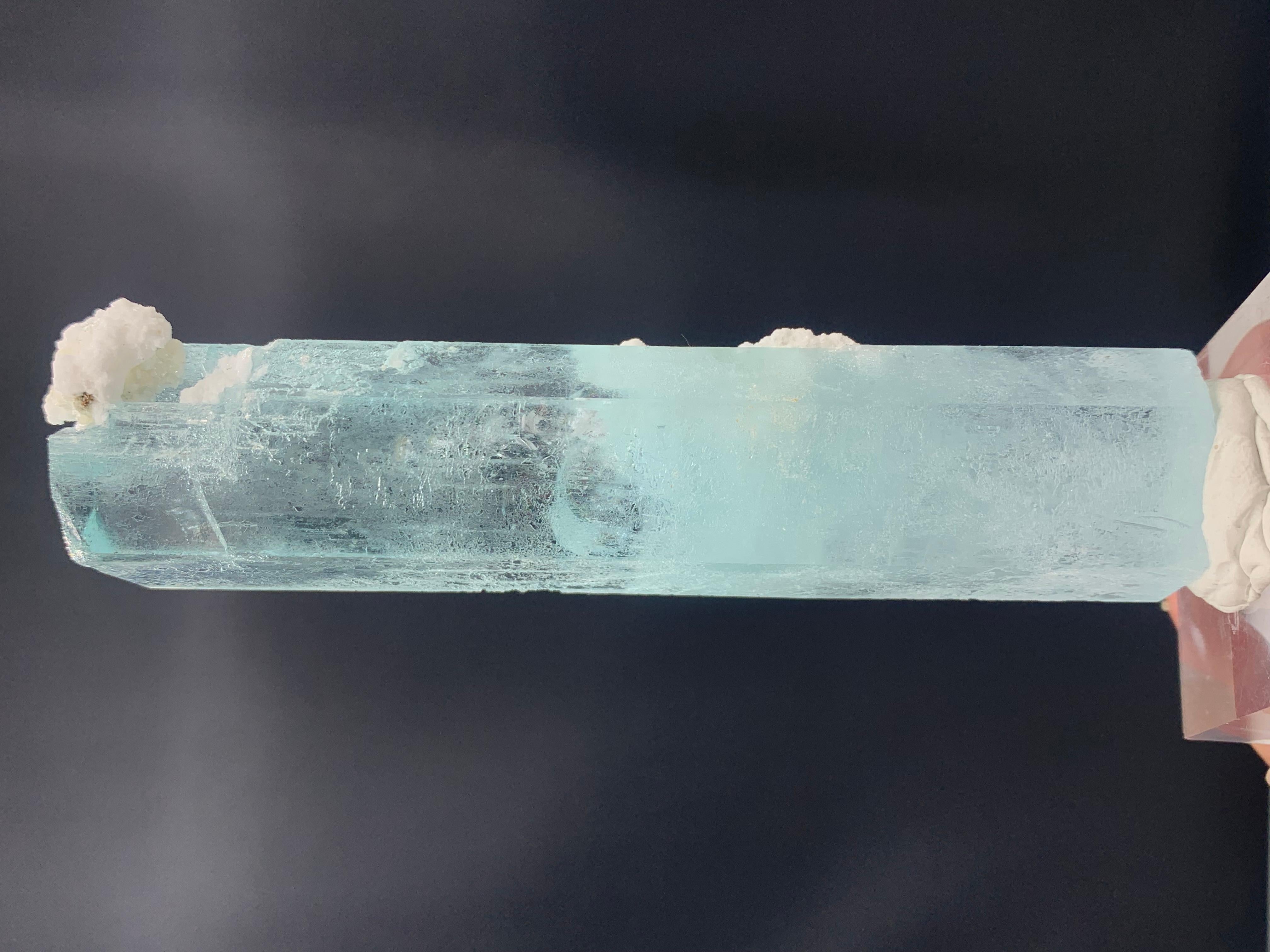 110 Gram Glamorous Aquamarine Specimen from Nagar Valley Gilgit, Pakistan  In Good Condition For Sale In Peshawar, PK