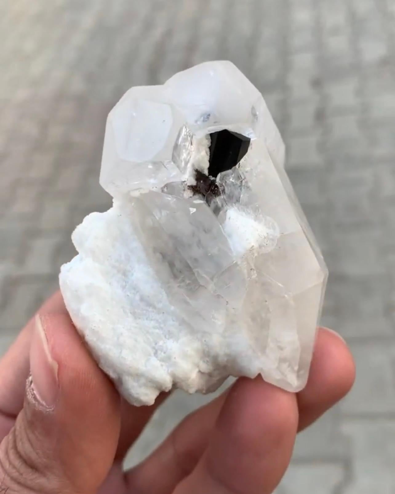 Moderne Couple de cristaux morganites de 110 grammes avec cercle sur quartz du Pakistan en vente