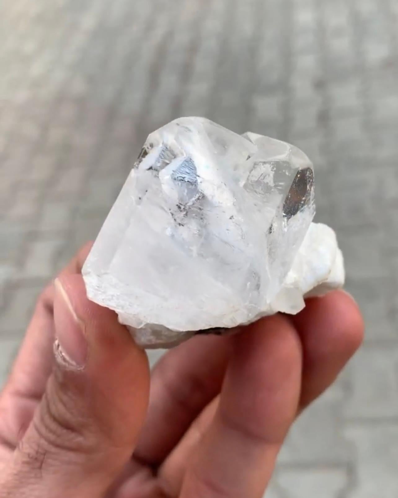 Couple de cristaux morganites de 110 grammes avec cercle sur quartz du Pakistan Bon état - En vente à Peshawar, PK