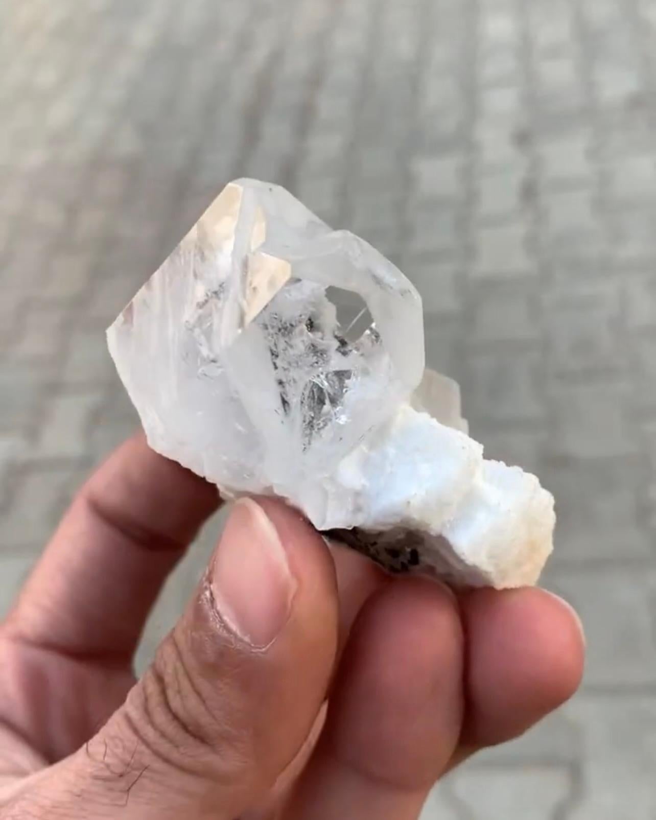 XXIe siècle et contemporain Couple de cristaux morganites de 110 grammes avec cercle sur quartz du Pakistan en vente