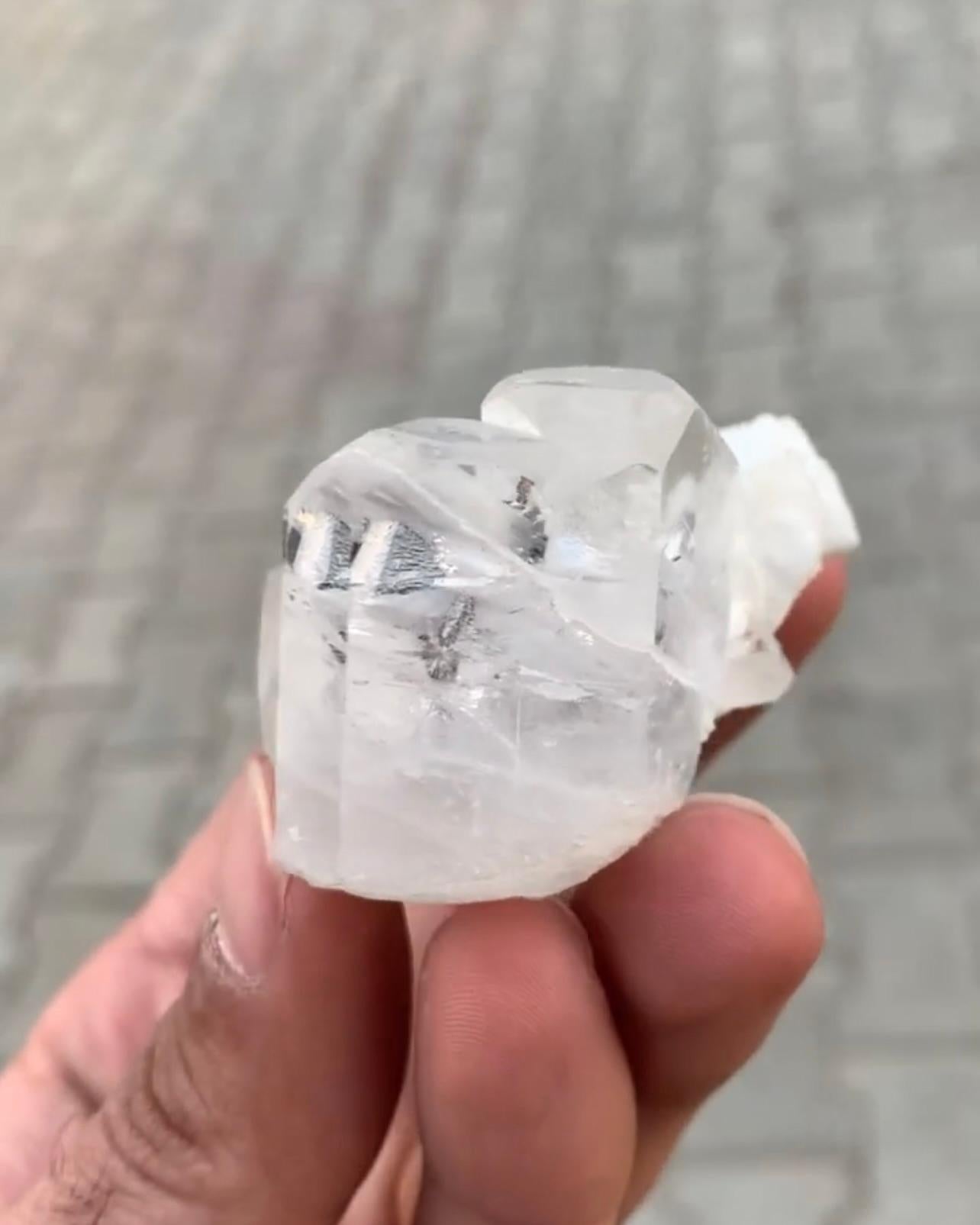 Autre Couple de cristaux morganites de 110 grammes avec cercle sur quartz du Pakistan en vente