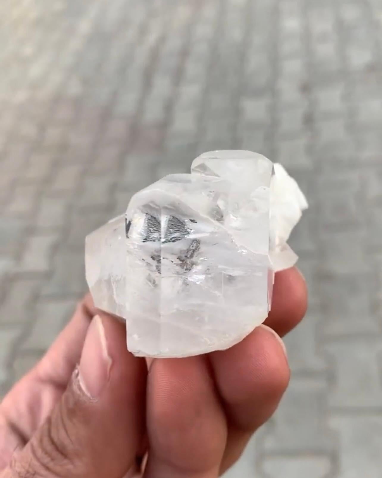 Couple de cristaux morganites de 110 grammes avec cercle sur quartz du Pakistan en vente 1