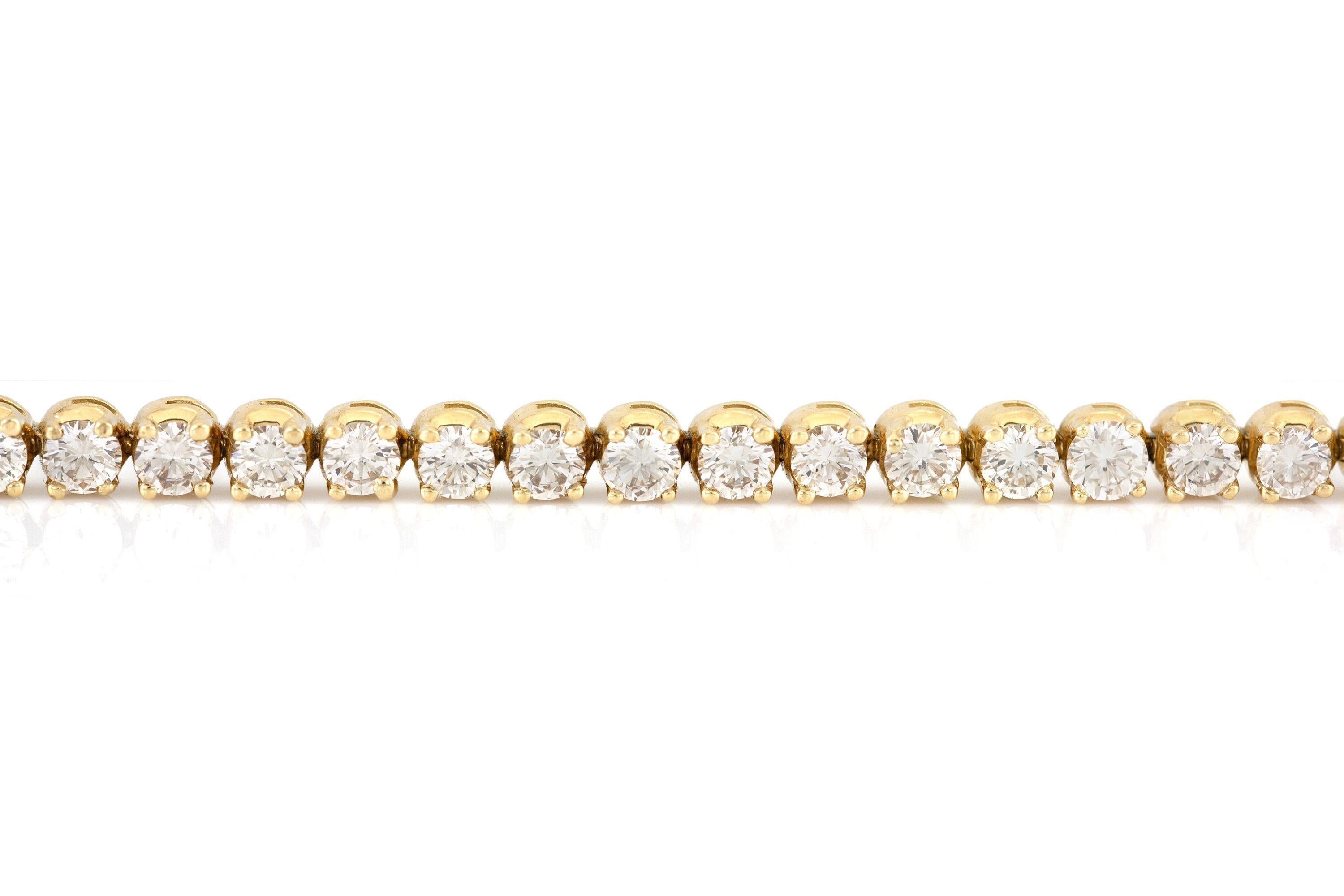 Finamente elaborada en oro amarillo de 18 quilates con 33 diamantes redondos talla brillante que pesan aproximadamente un total de 11,00 quilates.
Color I-J, claridad VS2-SI1
Tamaño 6 3/4 pulgadas
