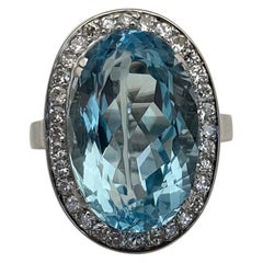 Bague de cocktail de 11,00 carats avec une aigue-marine ovale naturelle et un halo de diamants, en or massif 18 carats