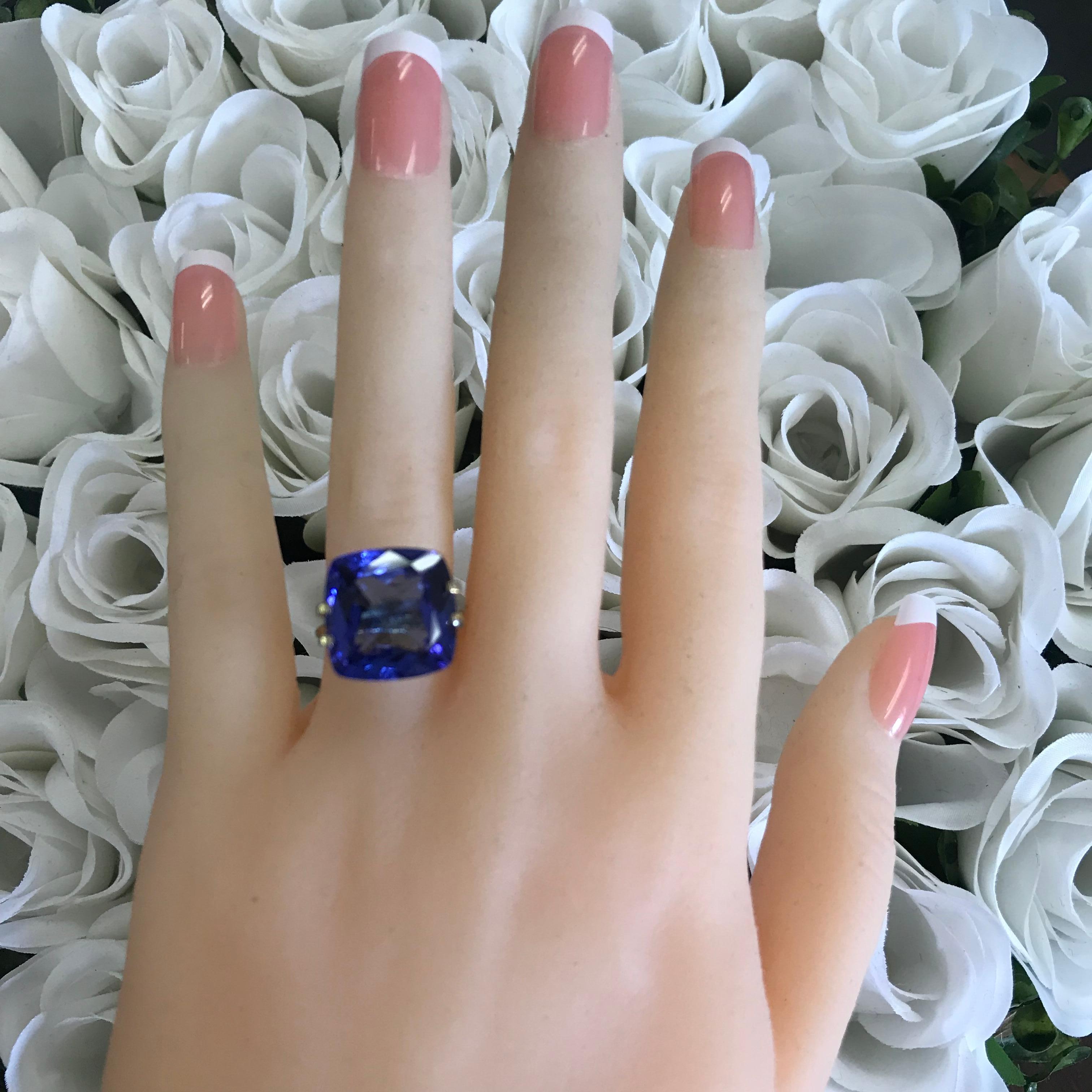Verkauf eines 11.00 Ct Huge Cushion Shape Natural 

wir können jeden Ring für Sie anfertigen.

1. Karat Gewicht: 11.00 Karat Tansanit

2. Farbe: Violett

3. Klang: Mittel - Schön, 8.0 von 10

4. Farbton: Intensives Violett

3. Klarheit: