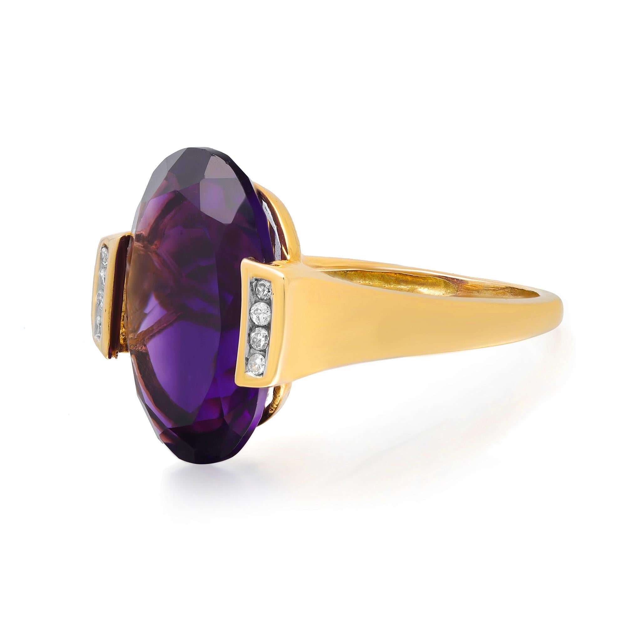 Taille ovale Bague cocktail en or jaune 14 carats avec améthyste ovale et diamants (11,00 ct. pt.) en vente