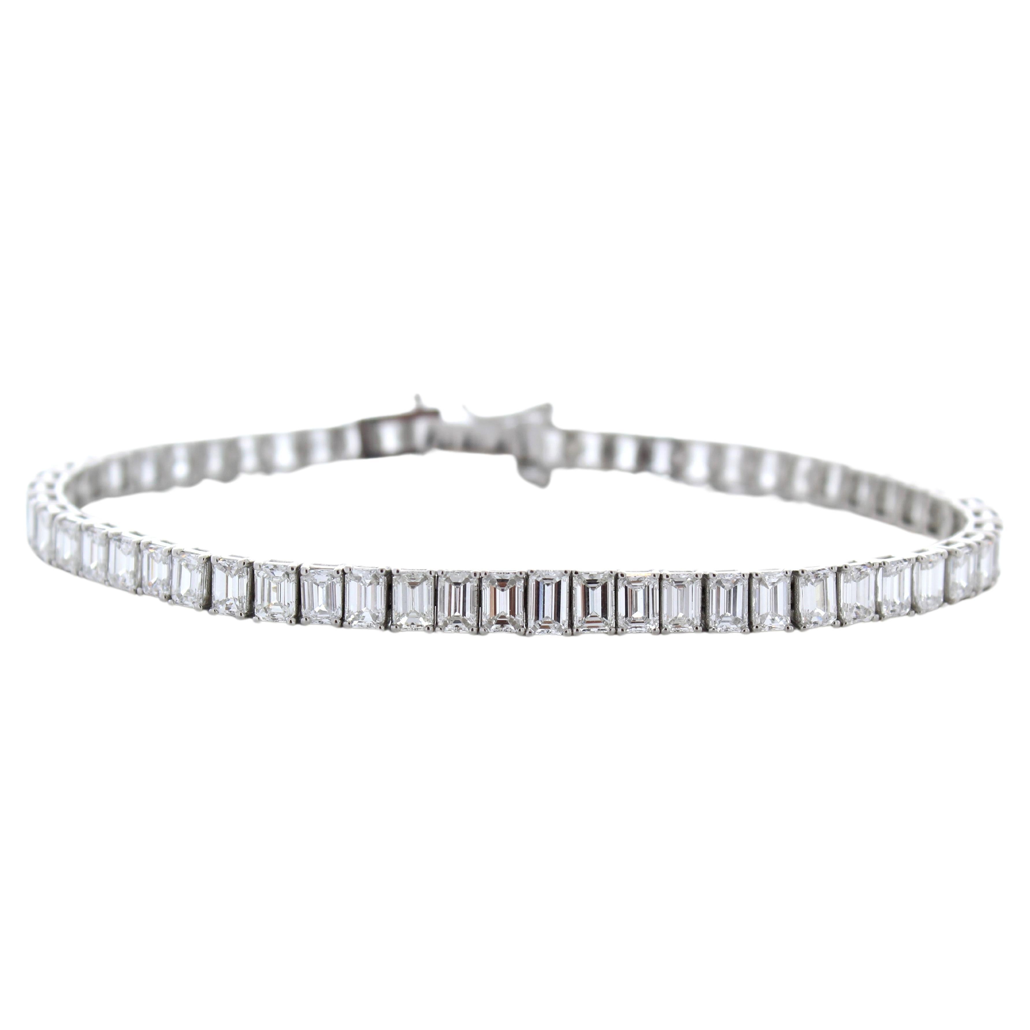 Bracelet à la mode en or blanc 14 carats avec diamants et émeraudes de 11,01 carats au total