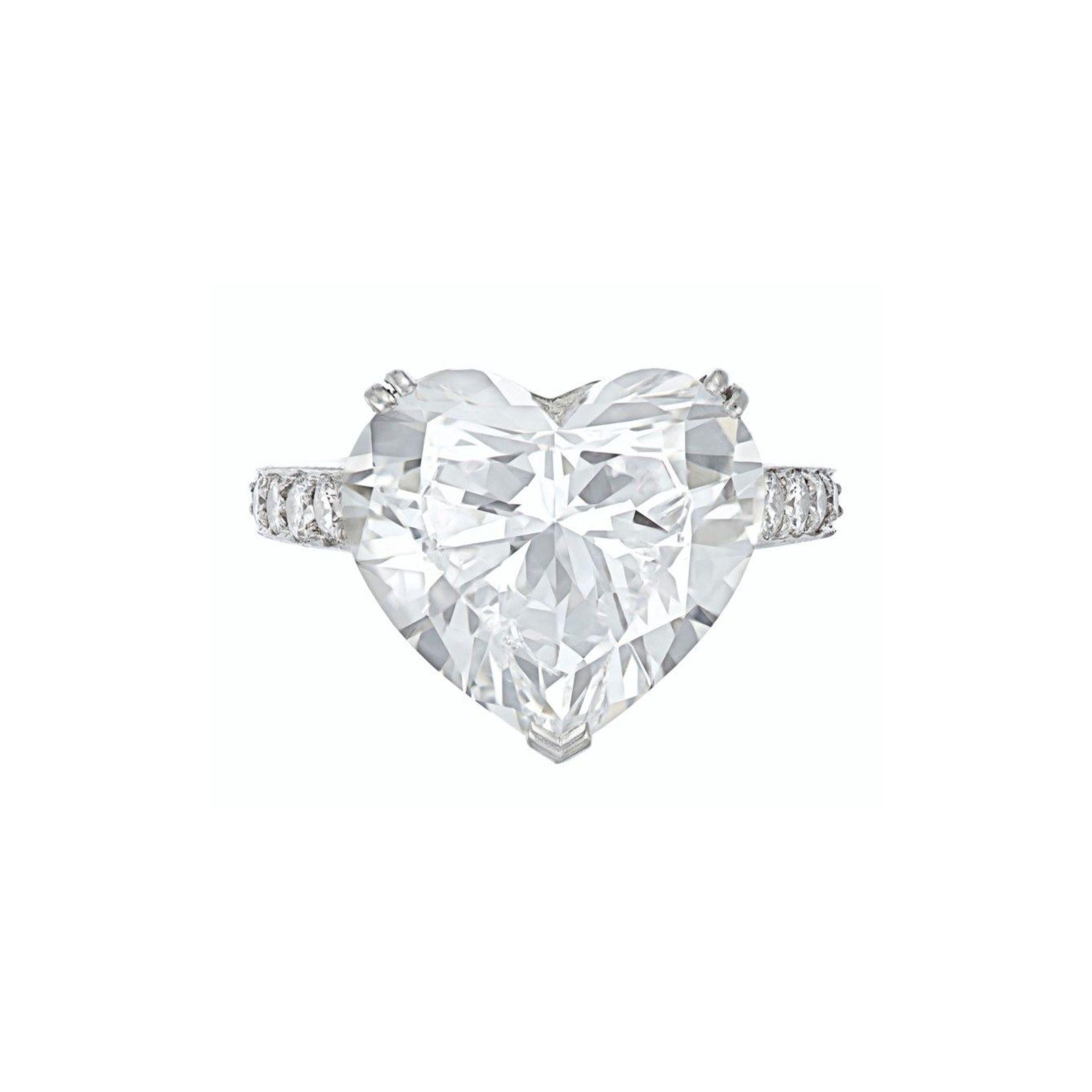 Questo squisito anello con diamante a forma di cuore da 11,02 carati è la massima espressione dell'amore e del lusso. Il cuore di questo capolavoro è un diamante certificato GIA di colore D, il grado più alto per i diamanti incolori, che garantisce