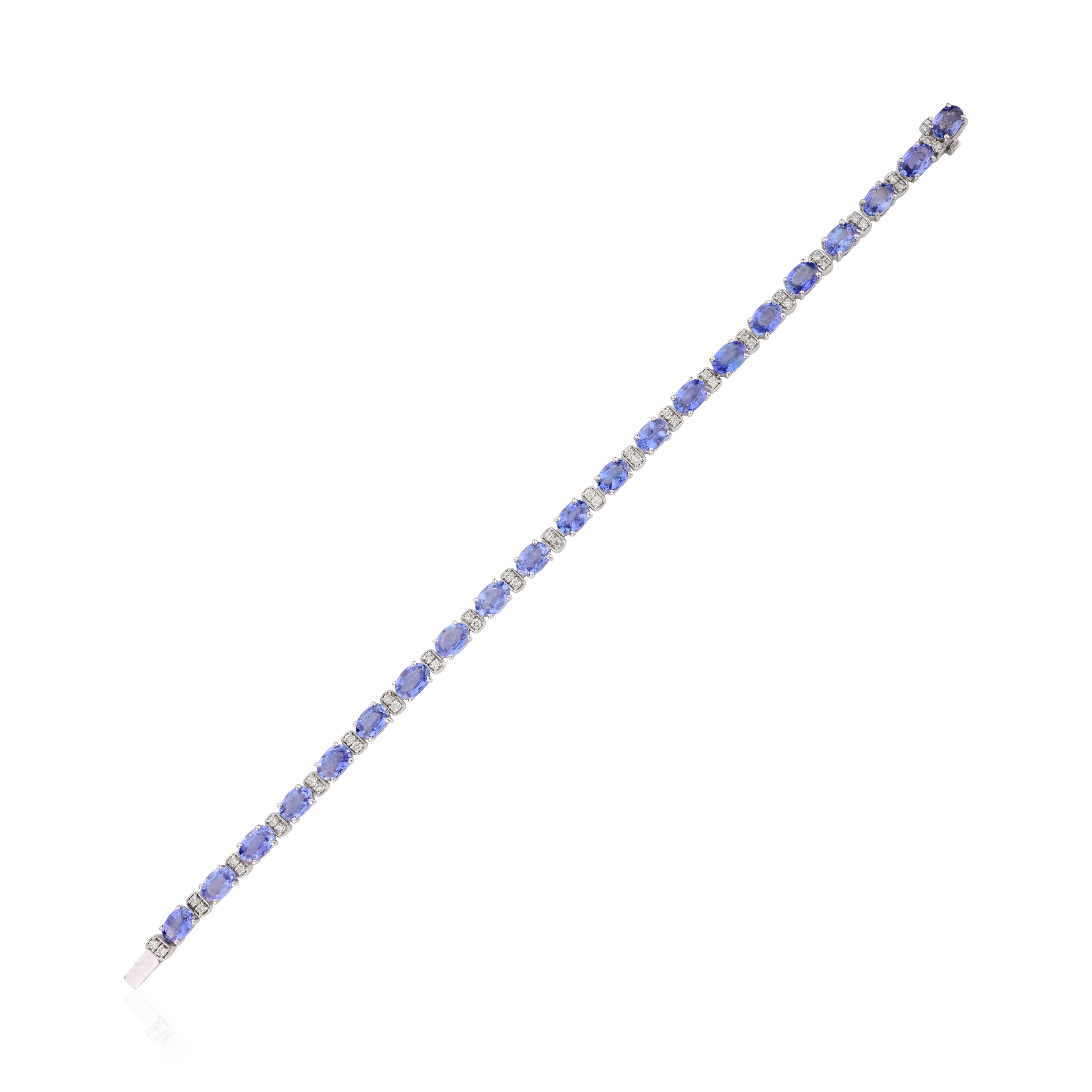 Esta pulsera de tenis de zafiro azul natural de 11,02 CTW con diamantes de la abuela  de oro de 18 quilates exhibe un zafiro azul natural infinitamente brillante, de 11,02 quilates, y diamantes de 0,62 quilates. Mide 7 pulgadas de largo. 
El zafiro