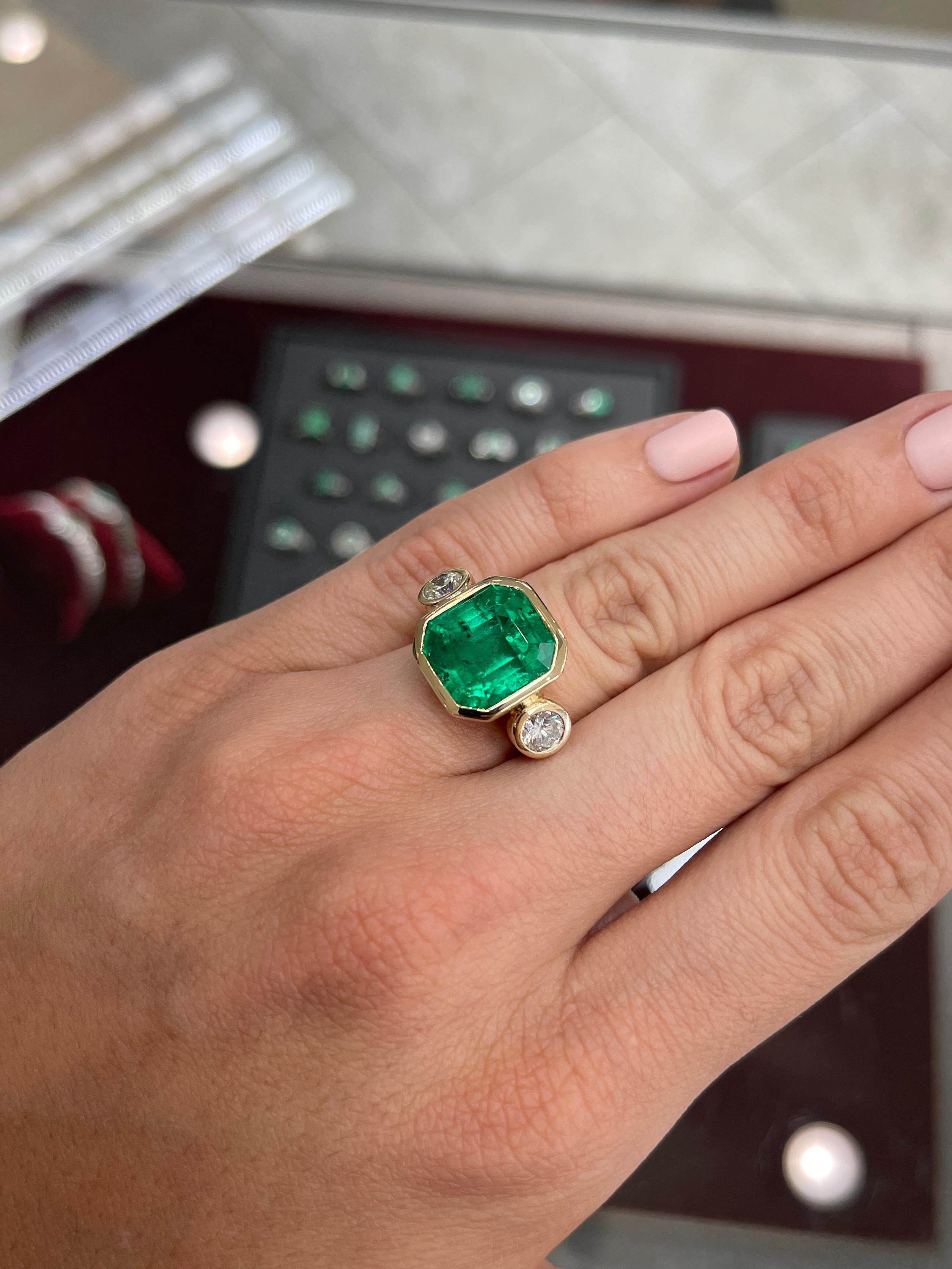 11.02tcw 18K Colombian Emerald-Emerald Cut & Round Diamond Three Stone Ring (bague à trois pierres en émeraude colombienne, taille d'émeraude et diamant rond) Neuf - En vente à Jupiter, FL
