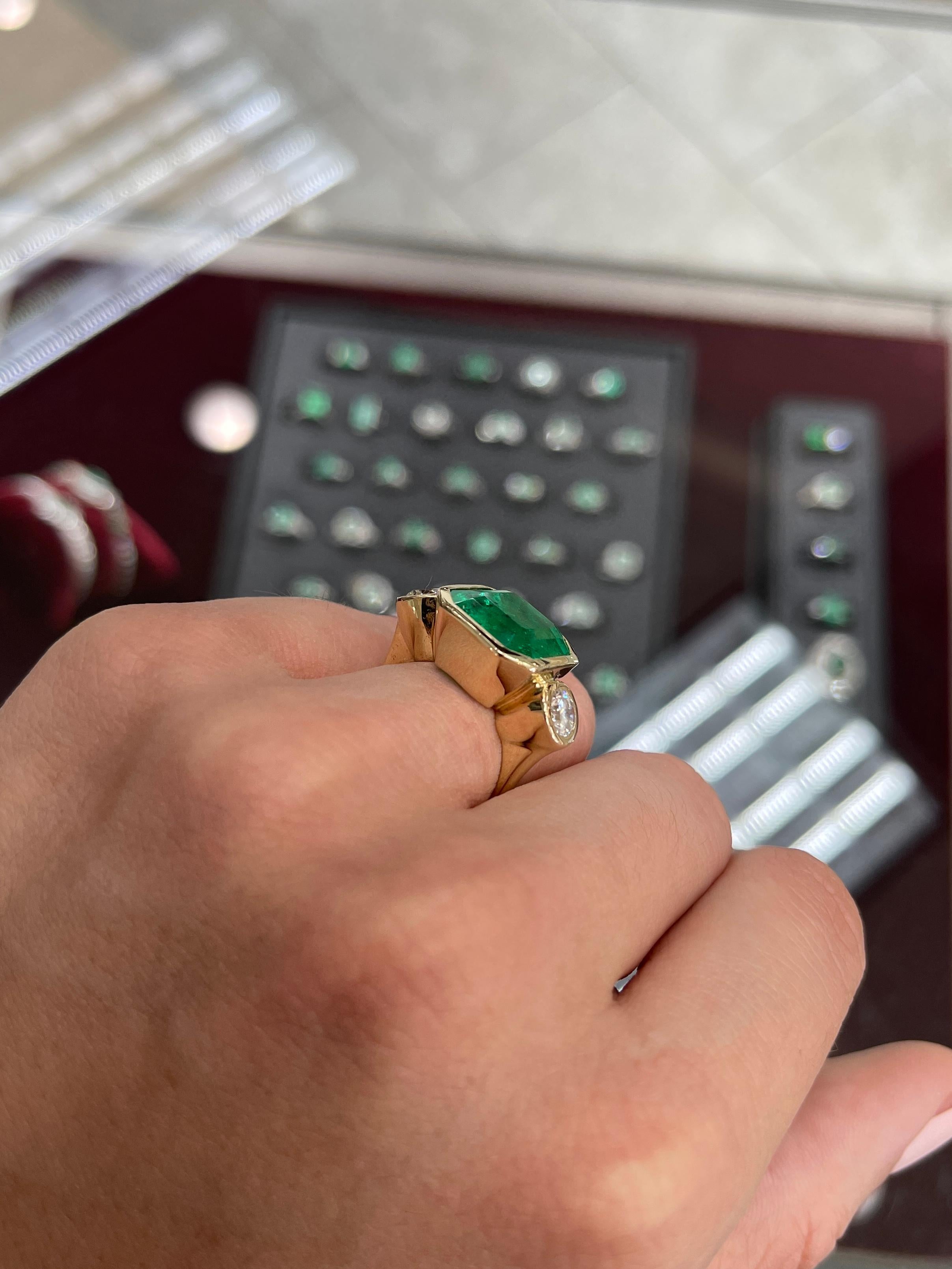 11,02tcw 18K kolumbianischer dreisteiniger Ring mit kolumbianischem Smaragd-Emerald-Schliff und rundem Diamanten Damen im Angebot