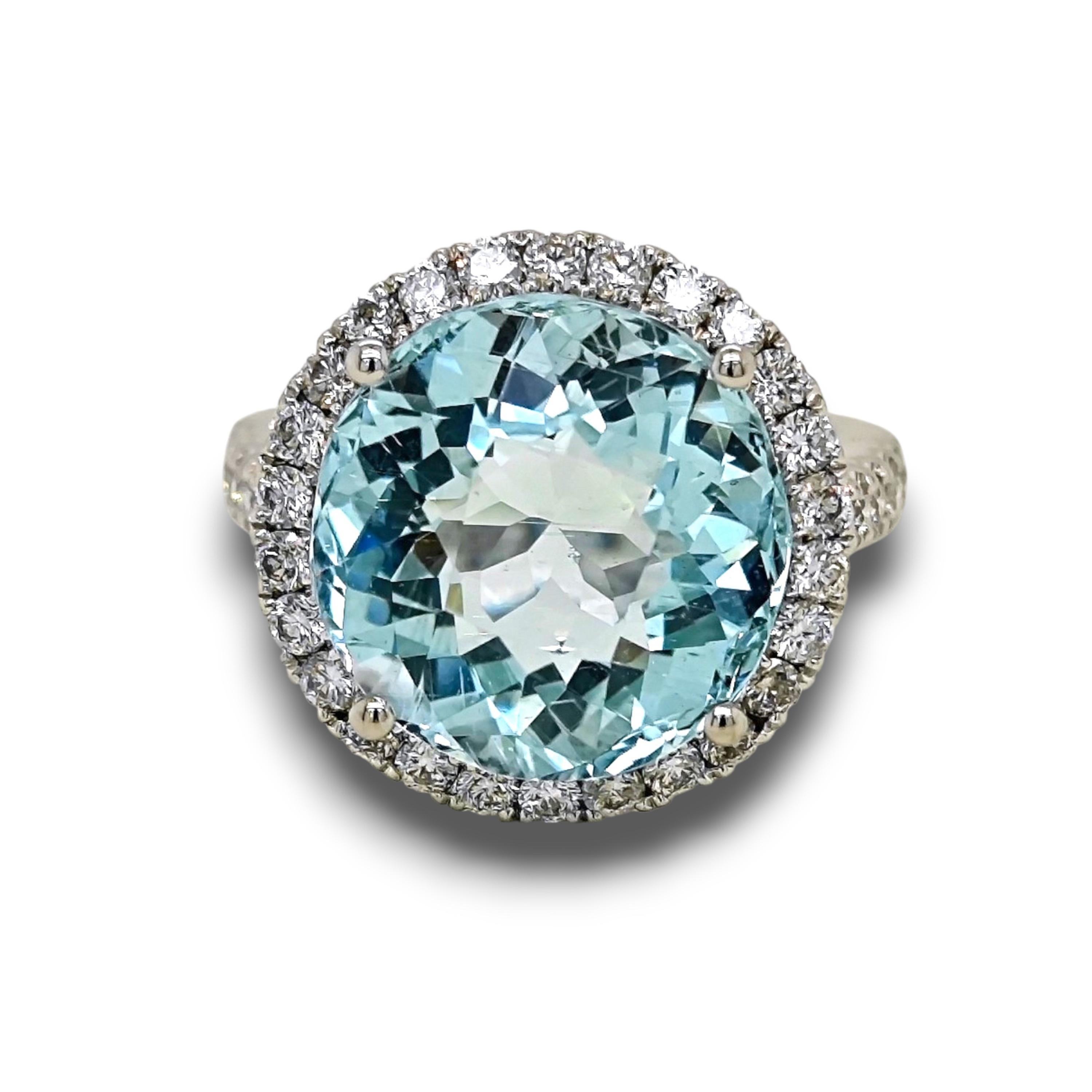 1 gemma di acquamarina blu verdastra con taglio a brillante: 10,09 carati
38 diamanti tondi bianchi: 0,94 Carati
Metallo: Oro bianco 18 carati, 9,30 grammi
