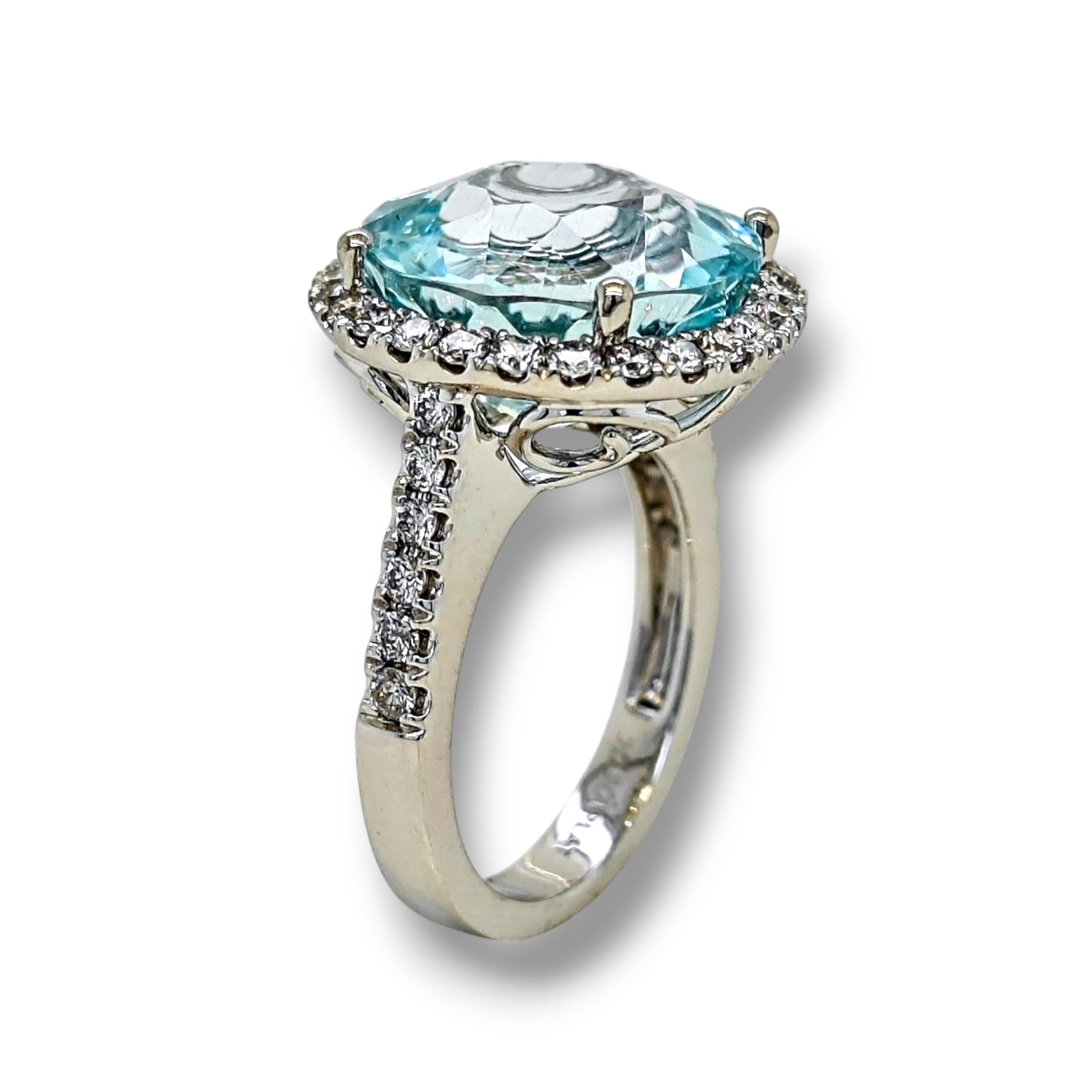 Anello in oro bianco con diamante rotondo e acquamarina da 11,03 carati In condizioni Nuovo in vendita a New York, NY