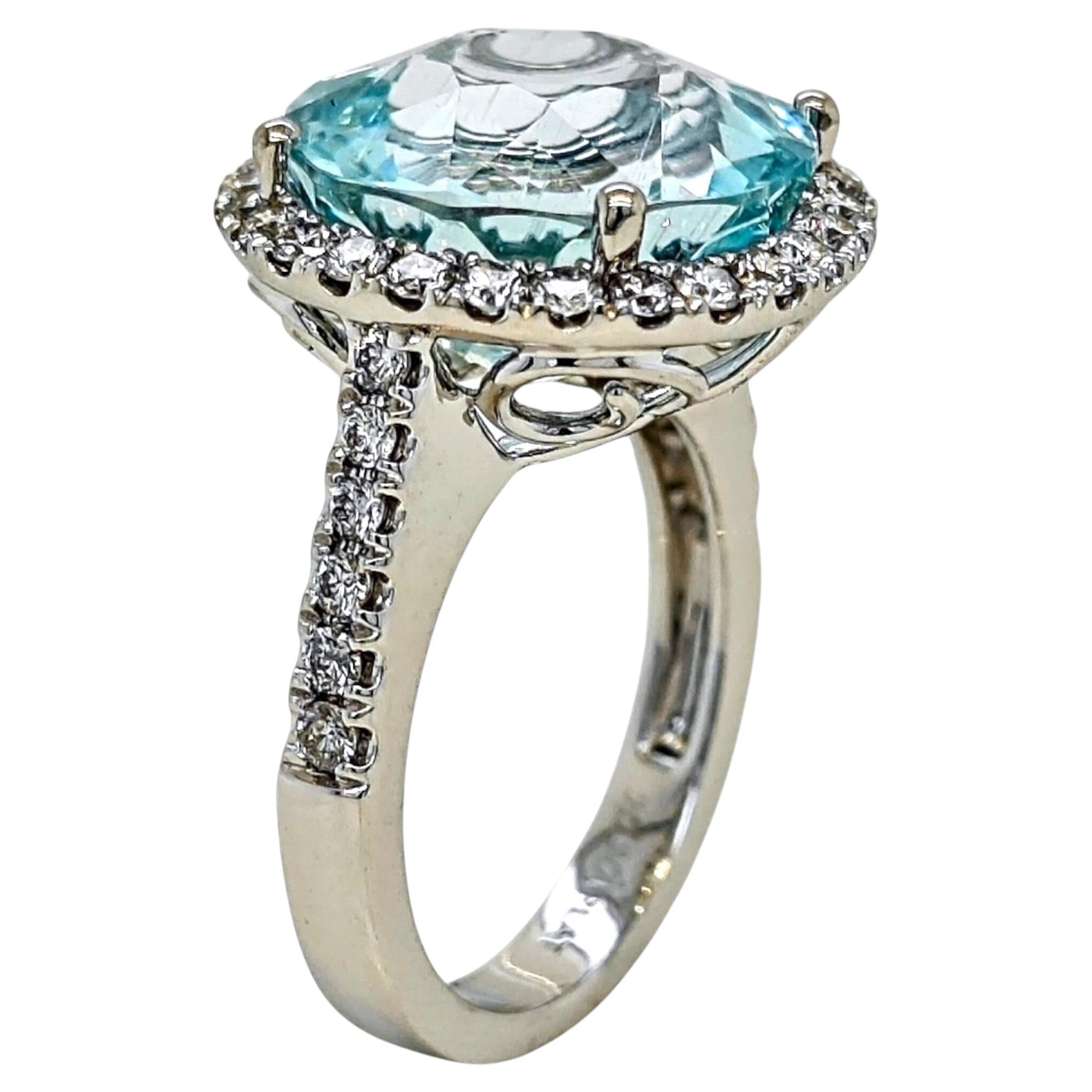 Anello in oro bianco con diamante rotondo e acquamarina da 11,03 carati in vendita
