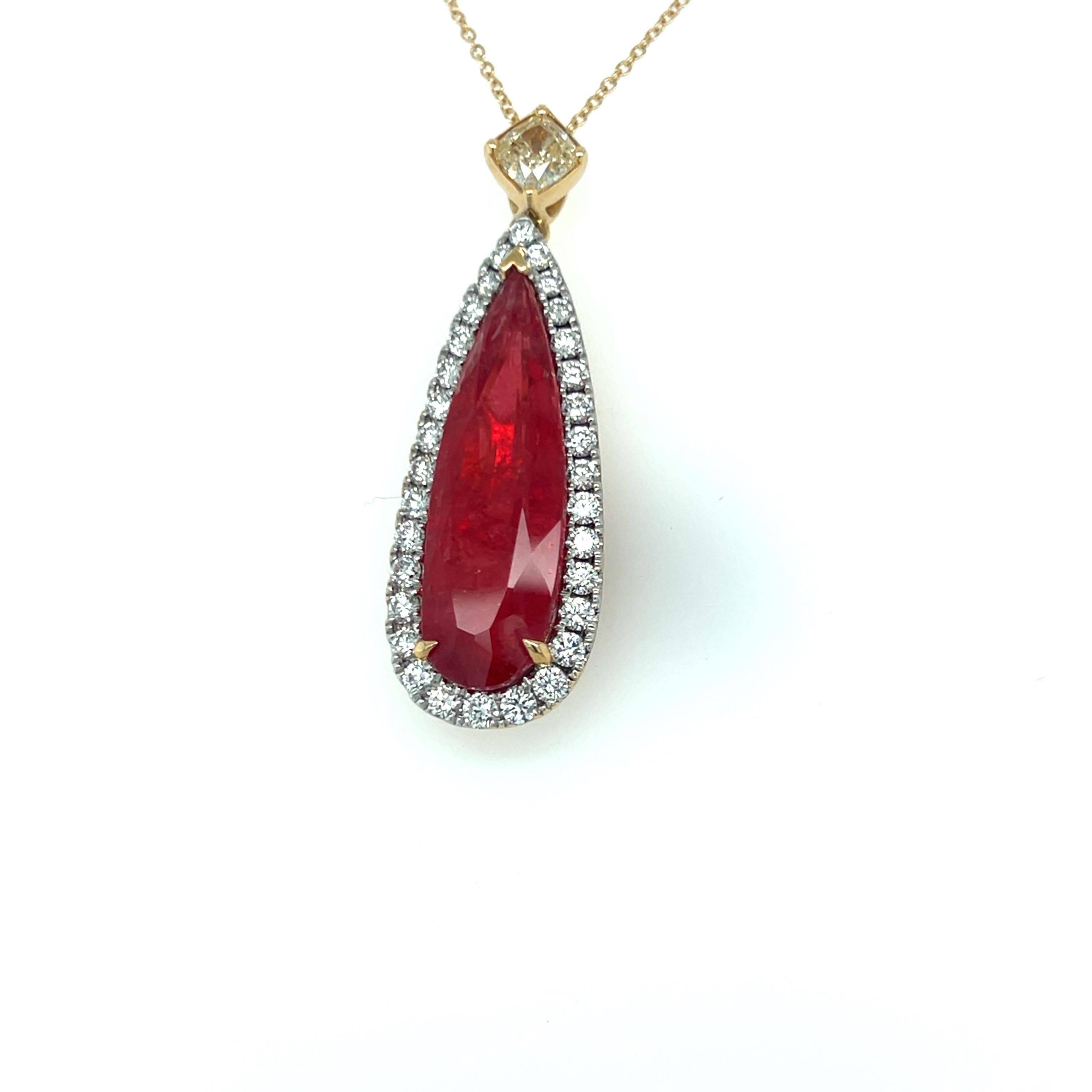 Collana con ciondolo di diamanti di rodonite con taglio a pera da 11.03 carati in vendita 2
