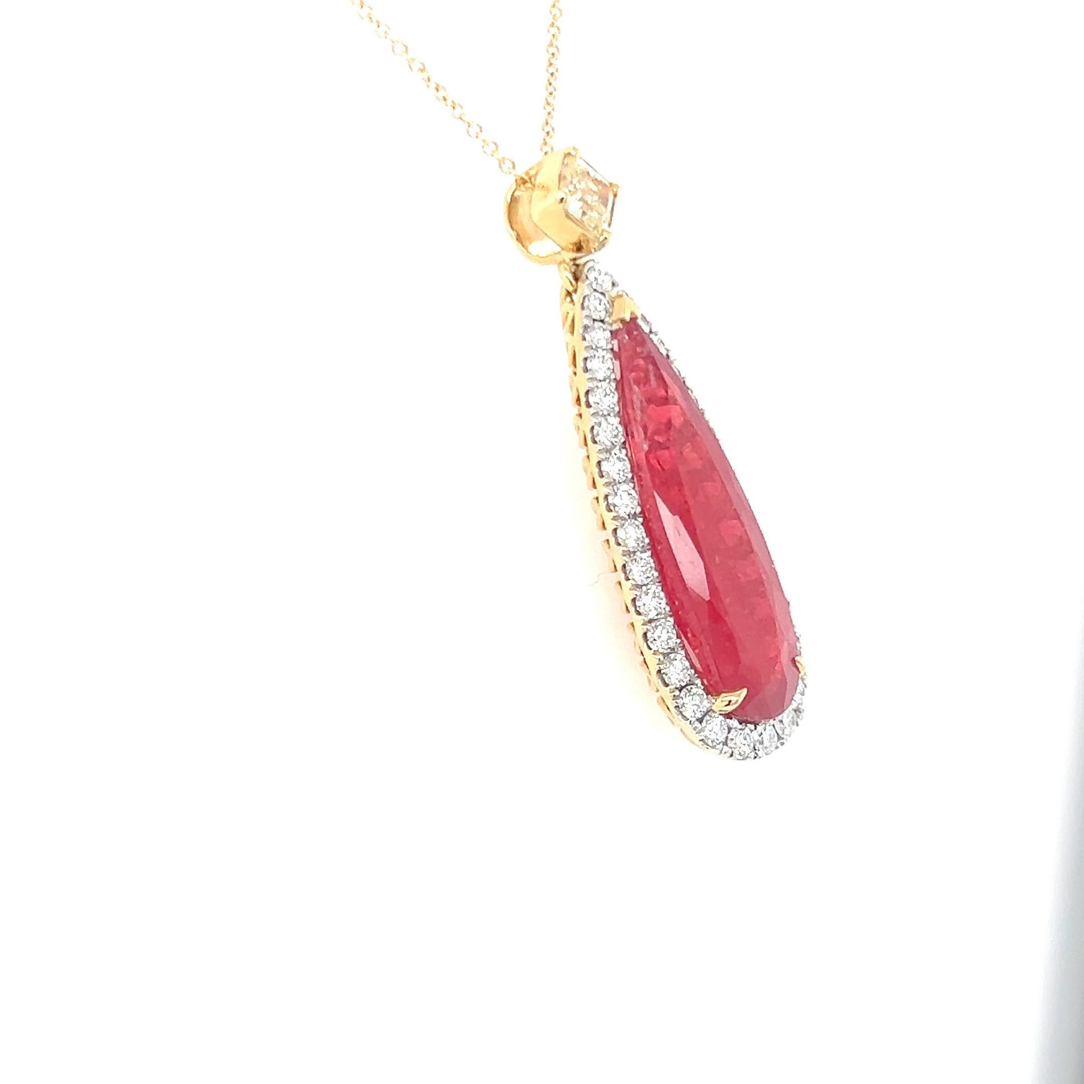 Collana con ciondolo di diamanti di rodonite con taglio a pera da 11.03 carati in vendita 3