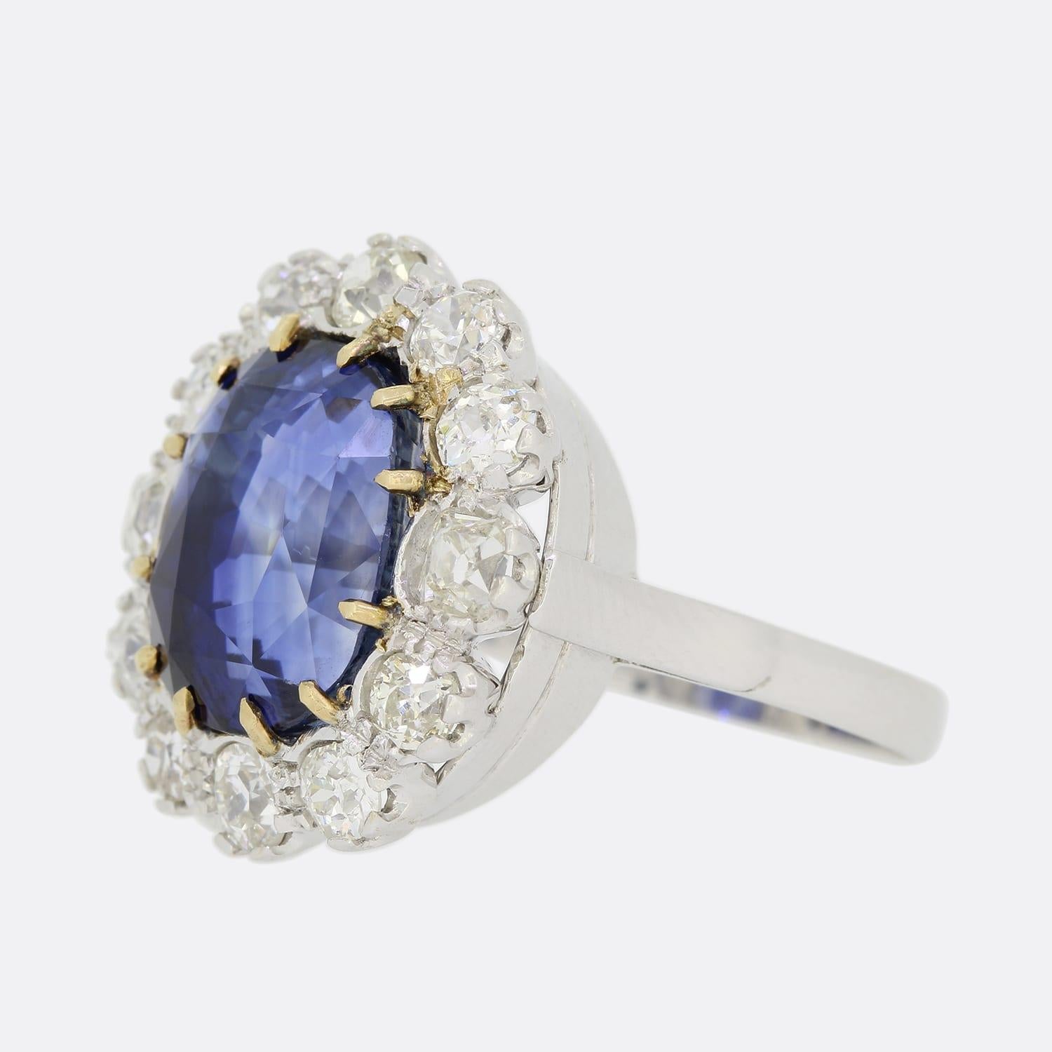 Dies ist ein Vintage 18ct Weißgold Saphir und Diamant-Cluster-Ring. Der zentrale Saphir im Kissenschliff ist in einer Zwölf-Krallen-Fassung gefasst und wird von 12 Diamanten im Altschliff umgeben. Der zentrale Edelstein ist ein natürlicher,