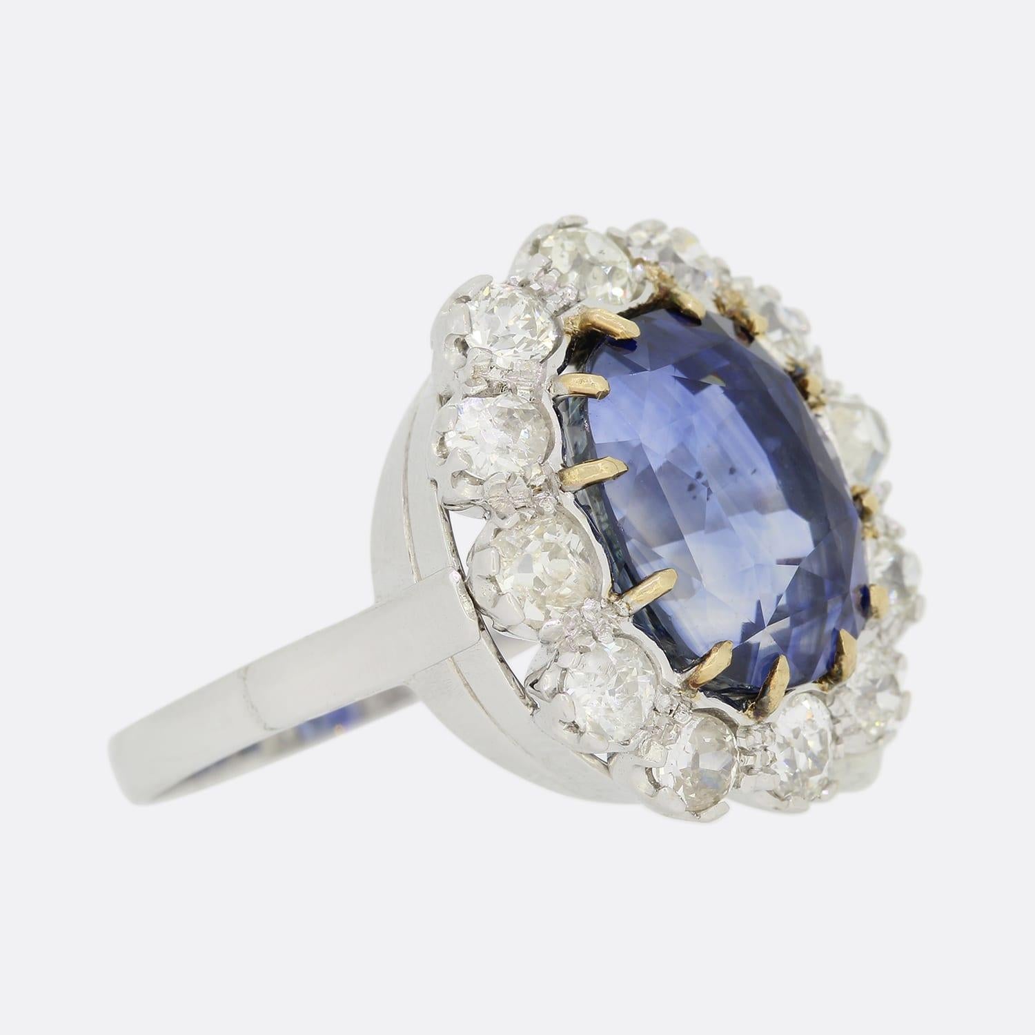 11,03 Karat unerhitzter Ceylon-Saphir und Diamant-Cluster-Ring (Kissenschliff) im Angebot