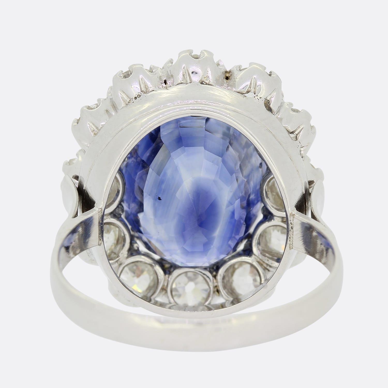 11,03 Karat unerhitzter Ceylon-Saphir und Diamant-Cluster-Ring im Zustand „Gut“ im Angebot in London, GB