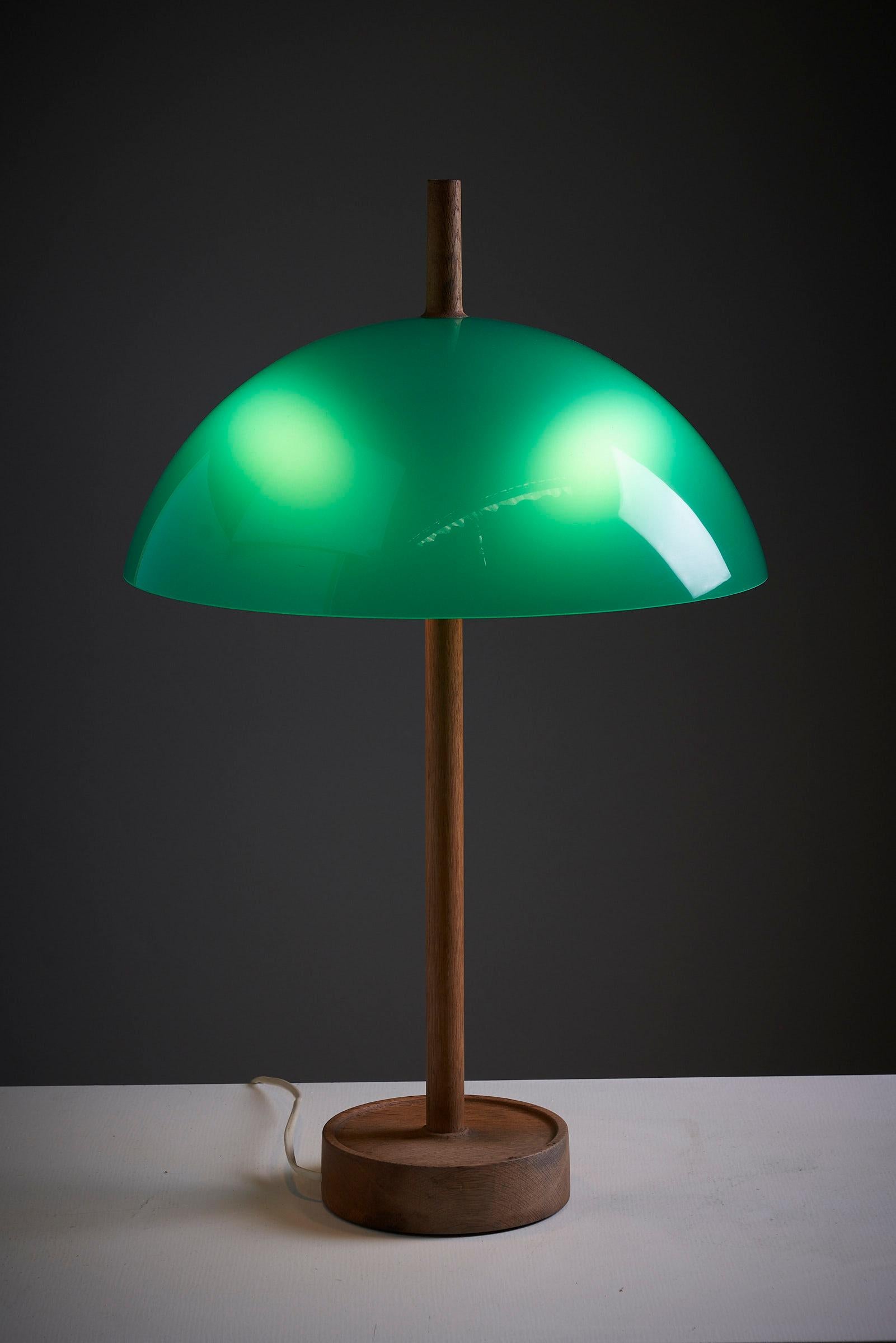 Voici une lampe de table captivante du milieu du siècle, fabriquée par 