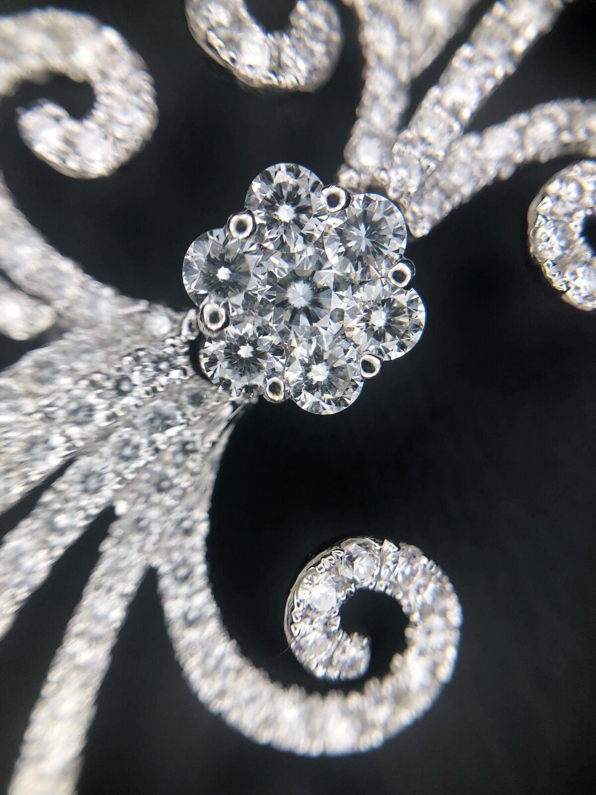 Collier de style tourbillon en or blanc 18 carats avec diamants de 11,04 carats, F-H VS2-SI1  Pour femmes en vente