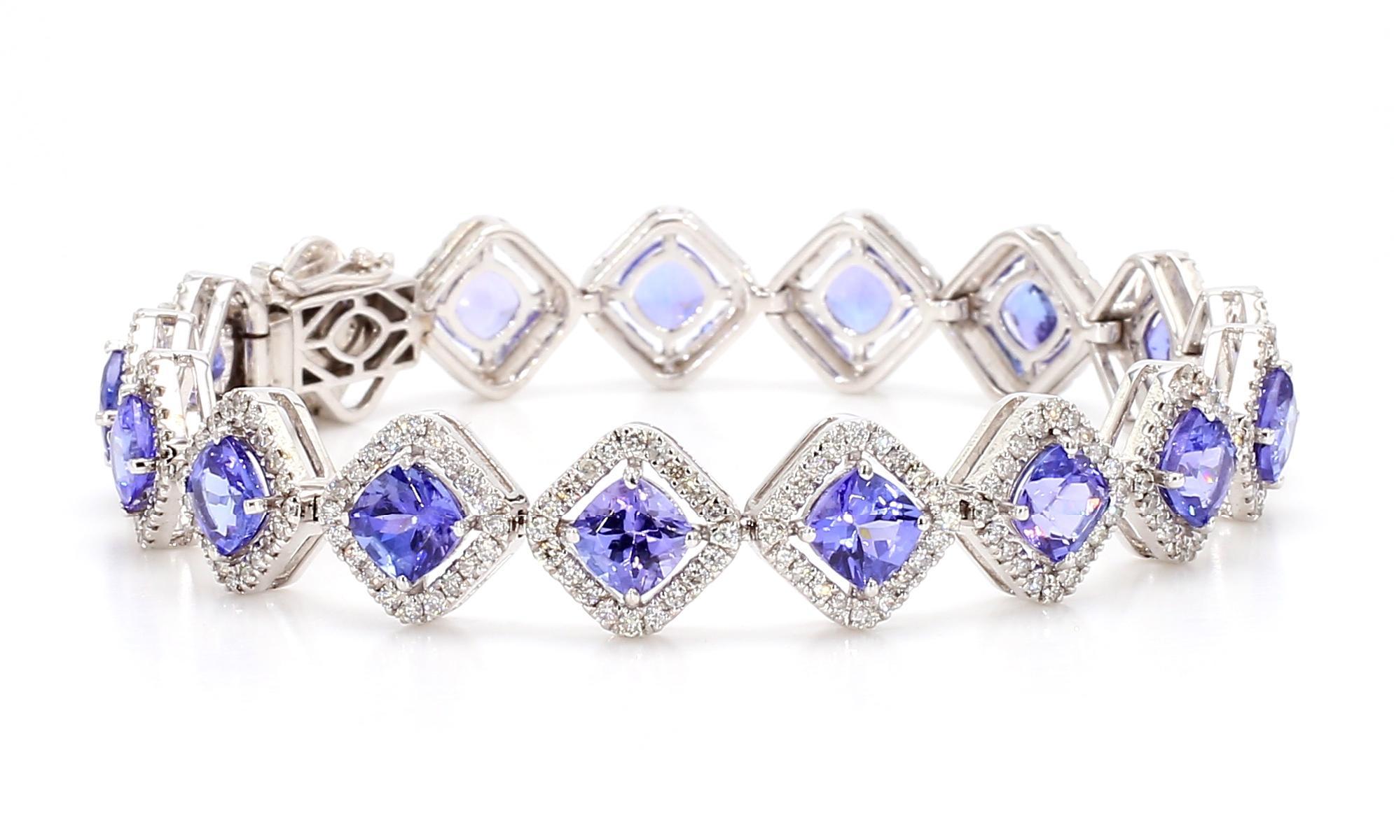 Round Cut 11.04 Carat Tanzanite and Diamond Bracelet in 18K Gold For Sale