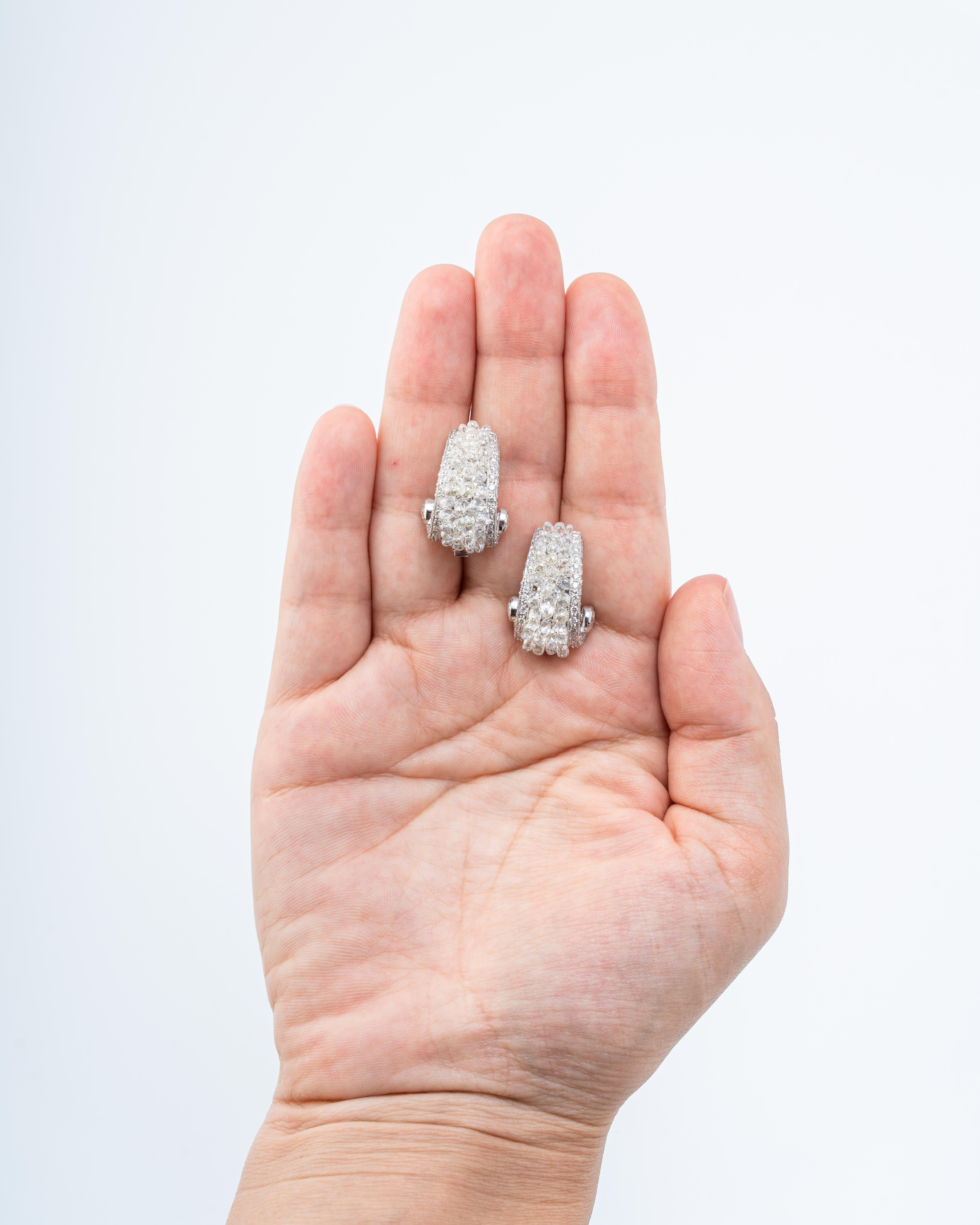 Ein Paar wunderschöner und sehr einzigartiger Diamant-Briollete-Ohrringe, gefasst in 14,91 Gramm massivem 18K Weißgold. Dieses Paar besteht aus insgesamt 11,05 Karat Diamanten, alle in VS-Qualität und farblos. Die Ohrringe werden mit einem