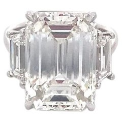 Bague en platine sertie d'un diamant taille émeraude de 11,05 carats, bague à trois pierres, G VS2