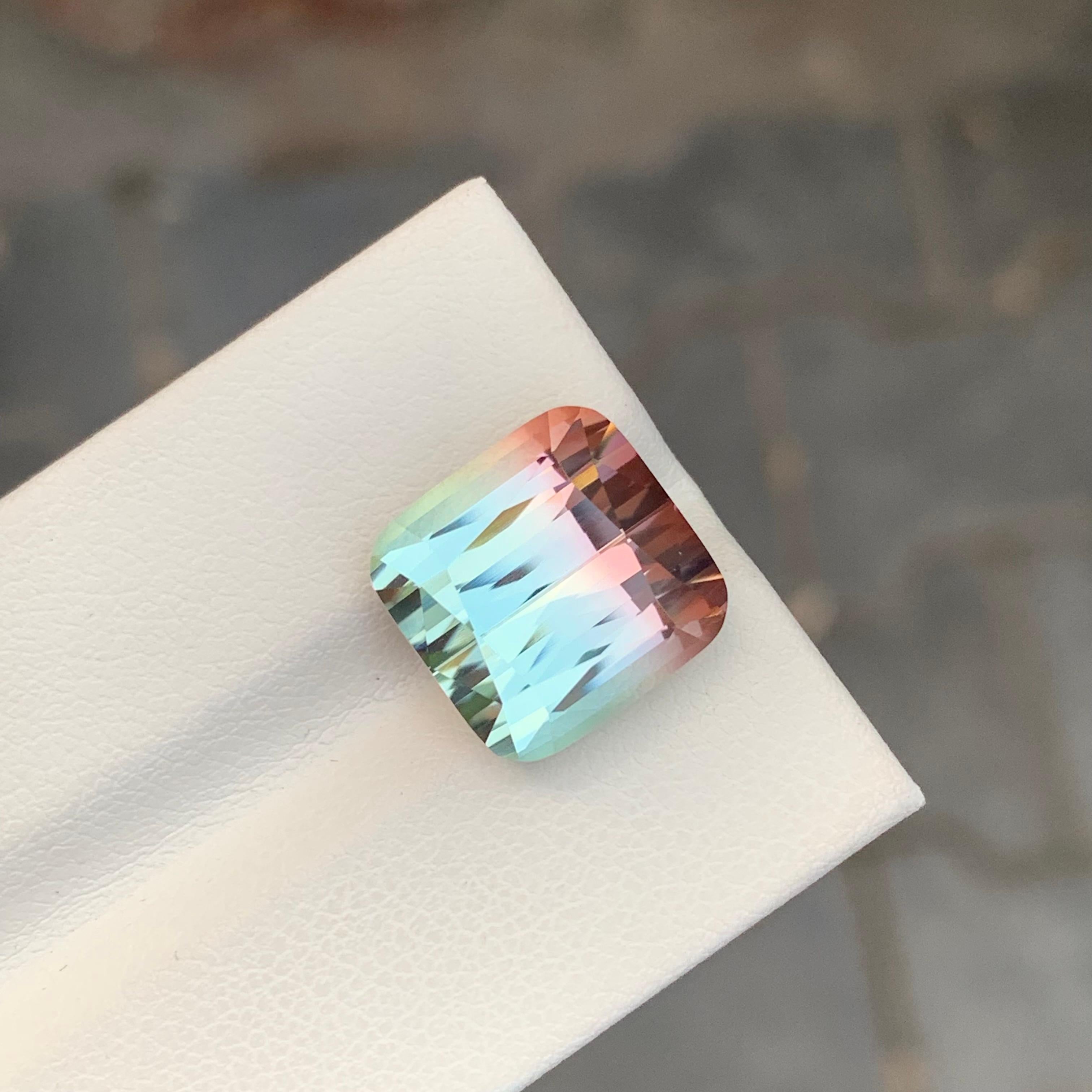 Arts and Crafts 11.05 Carat Excellent Faceted Bi Colour Tourmaline Square Shape Gemstone (pierre précieuse de forme carrée en tourmaline bicolore) en vente
